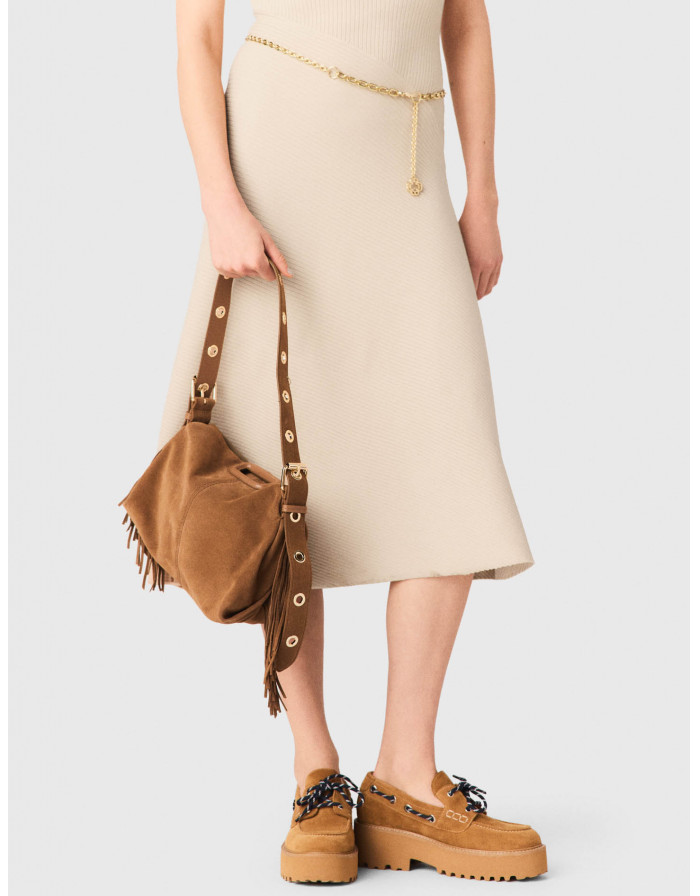 Женское бежевое платье с украшением