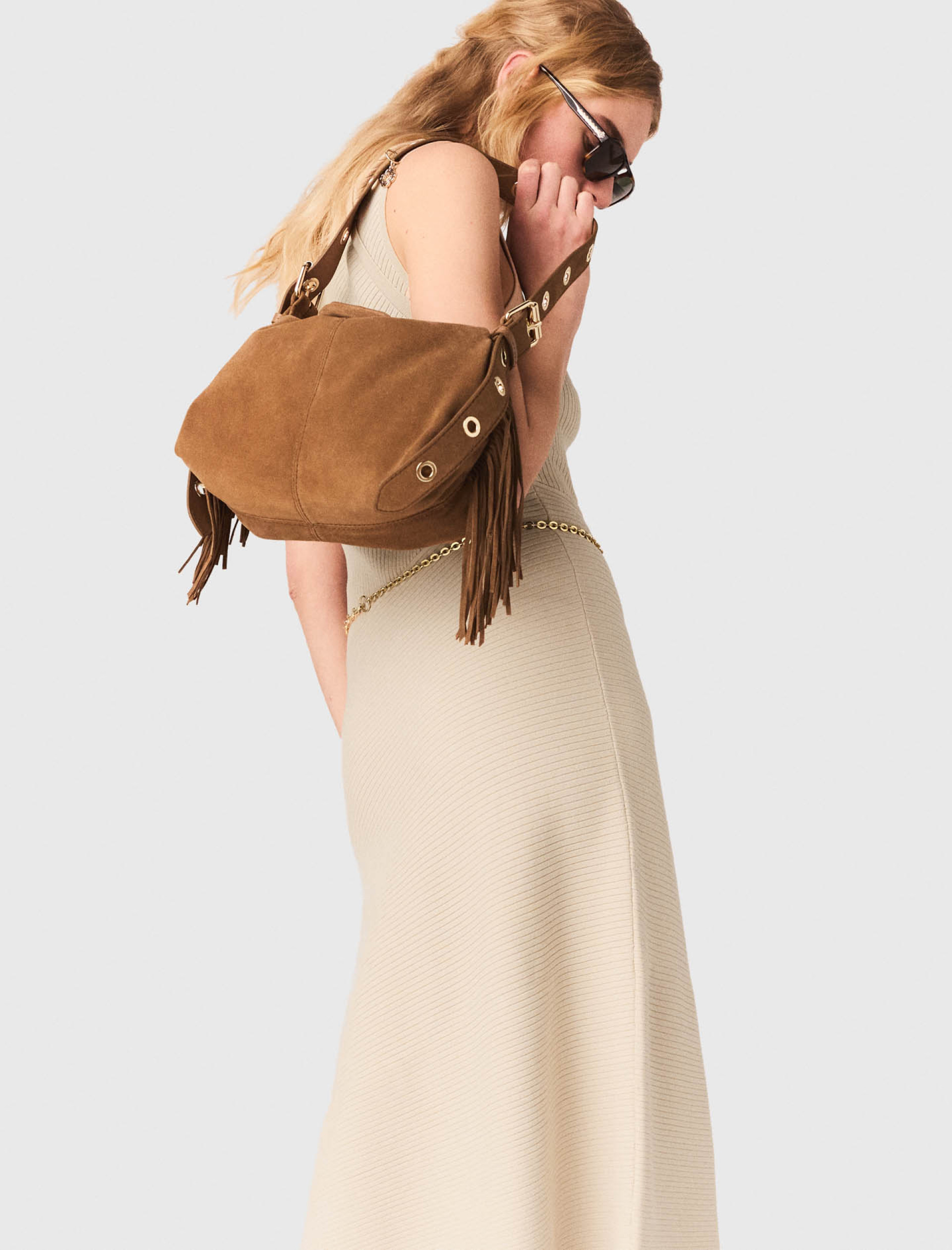 Жіноча бежева сукня з прикрасою