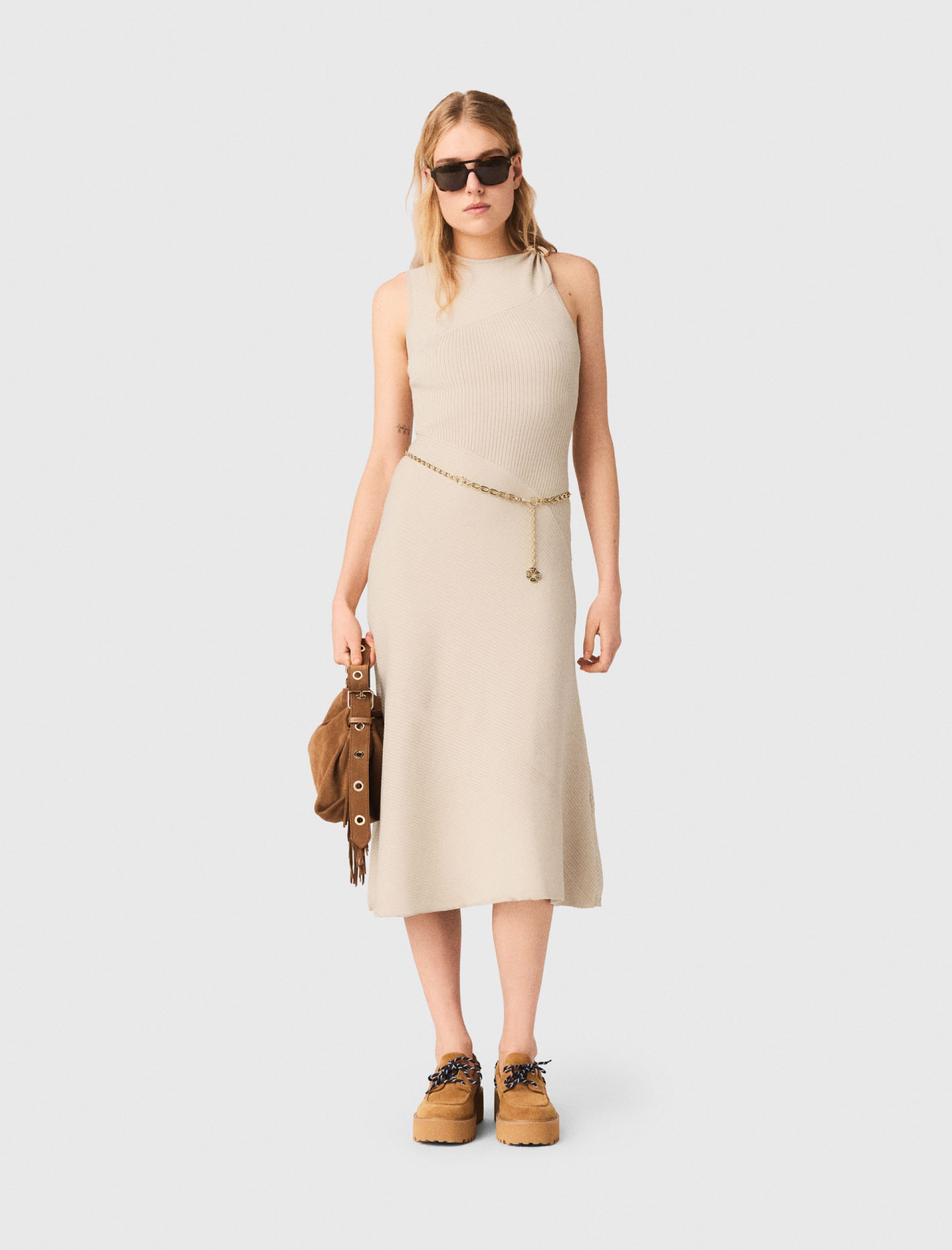 Жіноча бежева сукня з прикрасою