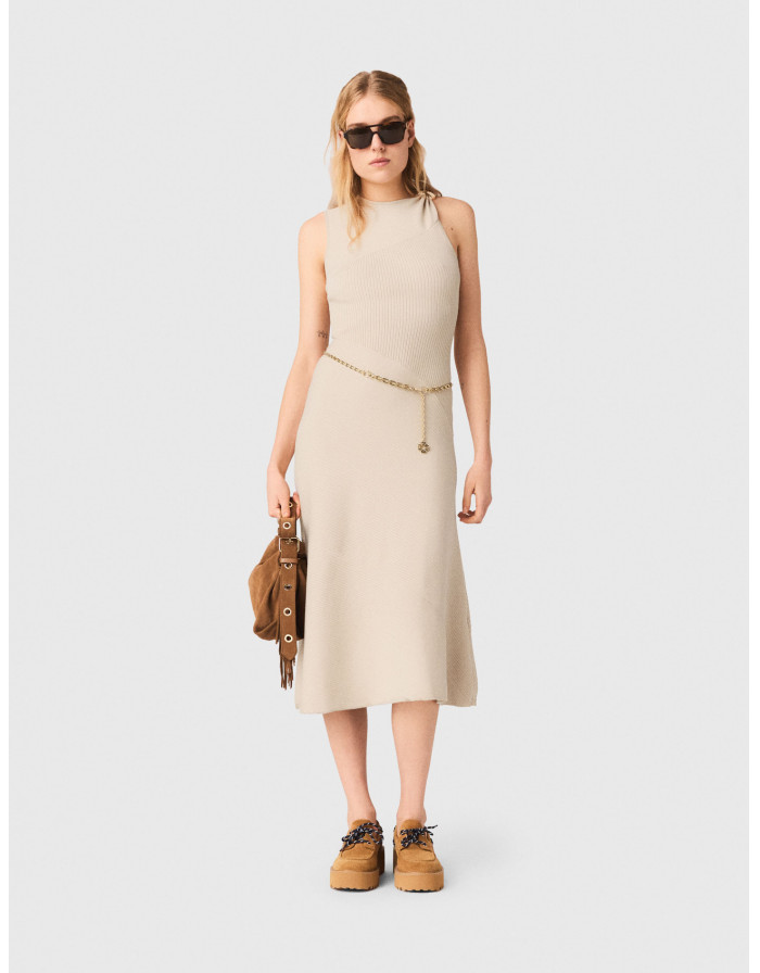 Женское бежевое платье с украшением