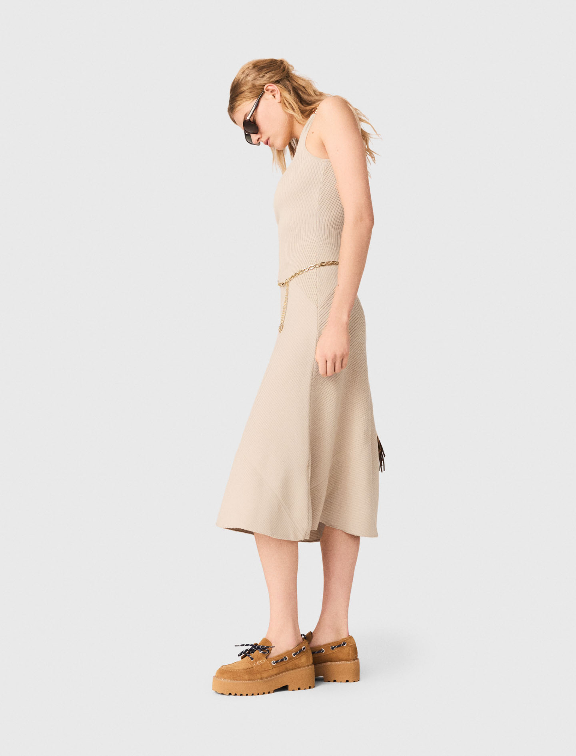 Жіноча бежева сукня з прикрасою