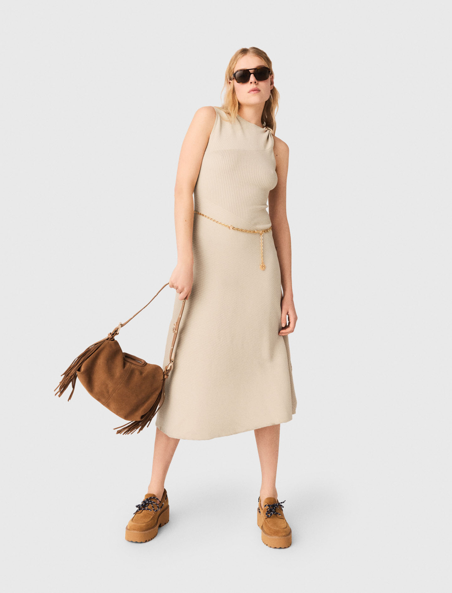 Жіноча бежева сукня з прикрасою