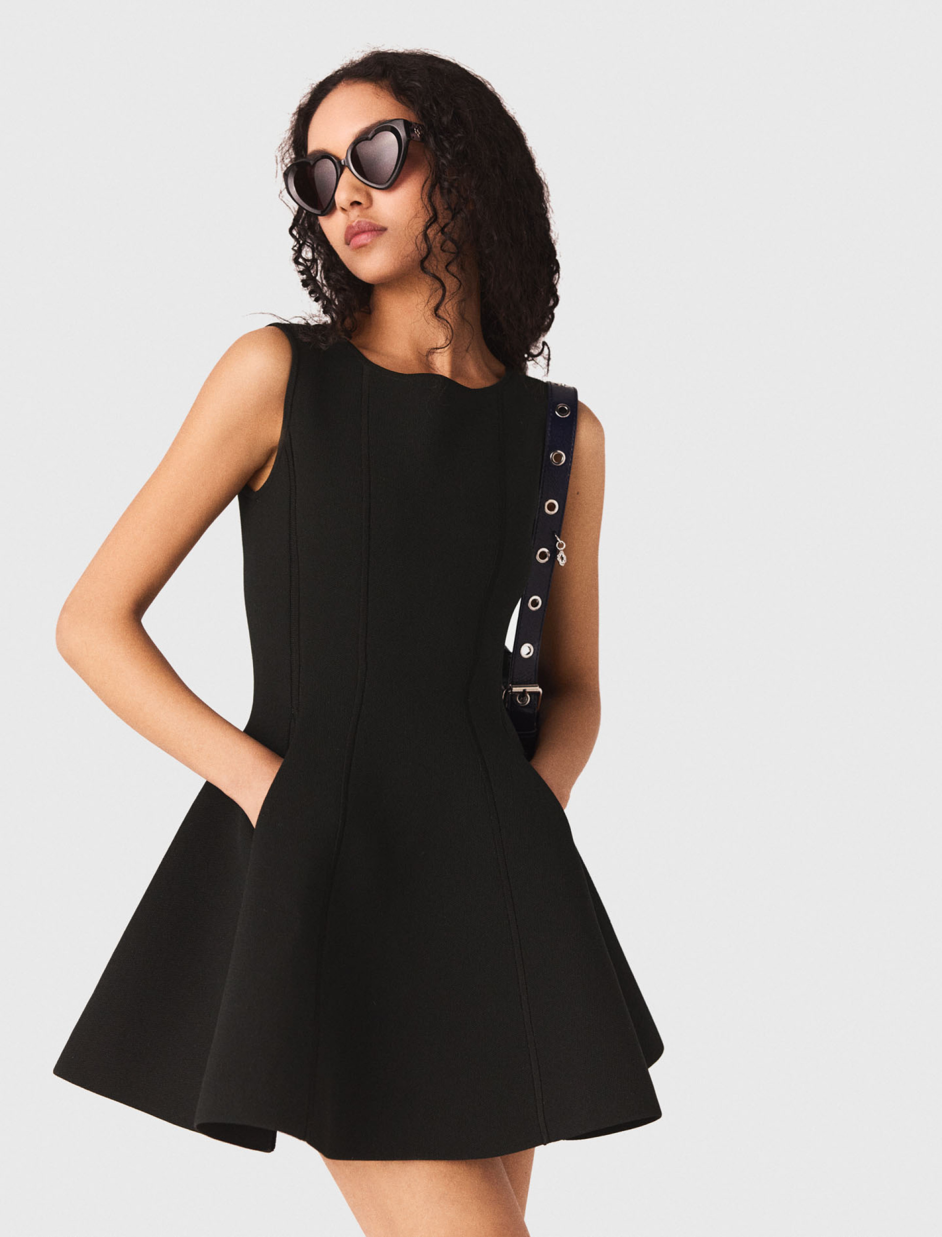 Жіноча чорна сукня з бантиками, прикрашеними стразами Жіноча чорна сукня з бантиками, прикрашеними стразами