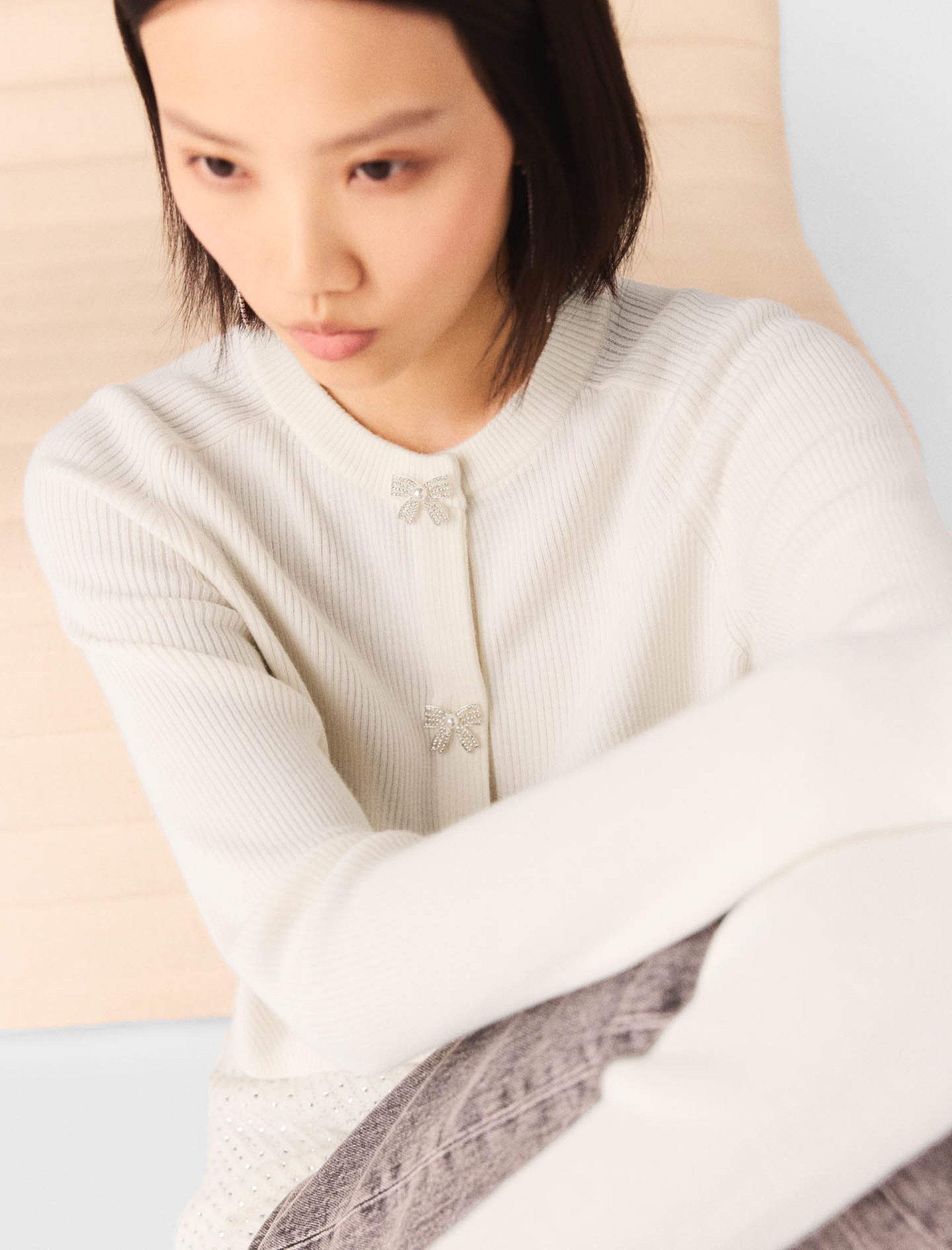 Жіночий кардиган з ґудзиками у вигляді бантиків Жіночий кардиган з ґудзиками у вигляді бантиків