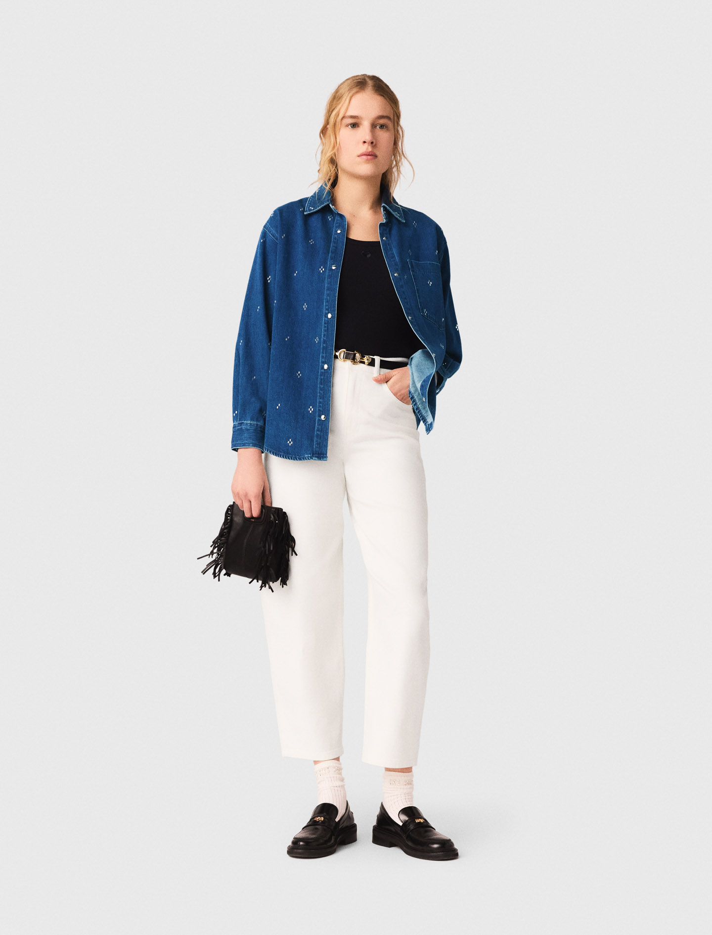 Женская джинсовая рубашка со стразами