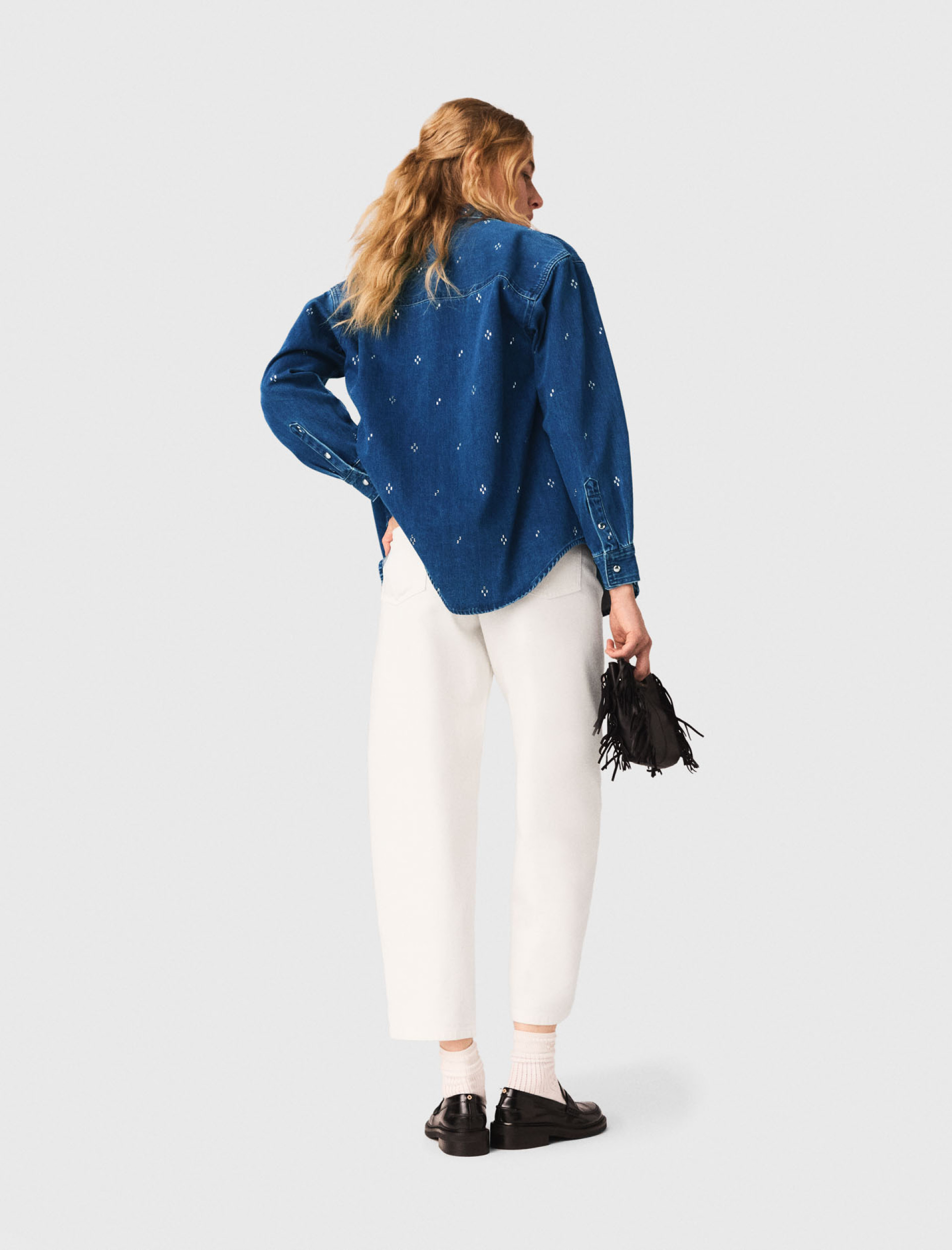 Женская джинсовая рубашка со стразами