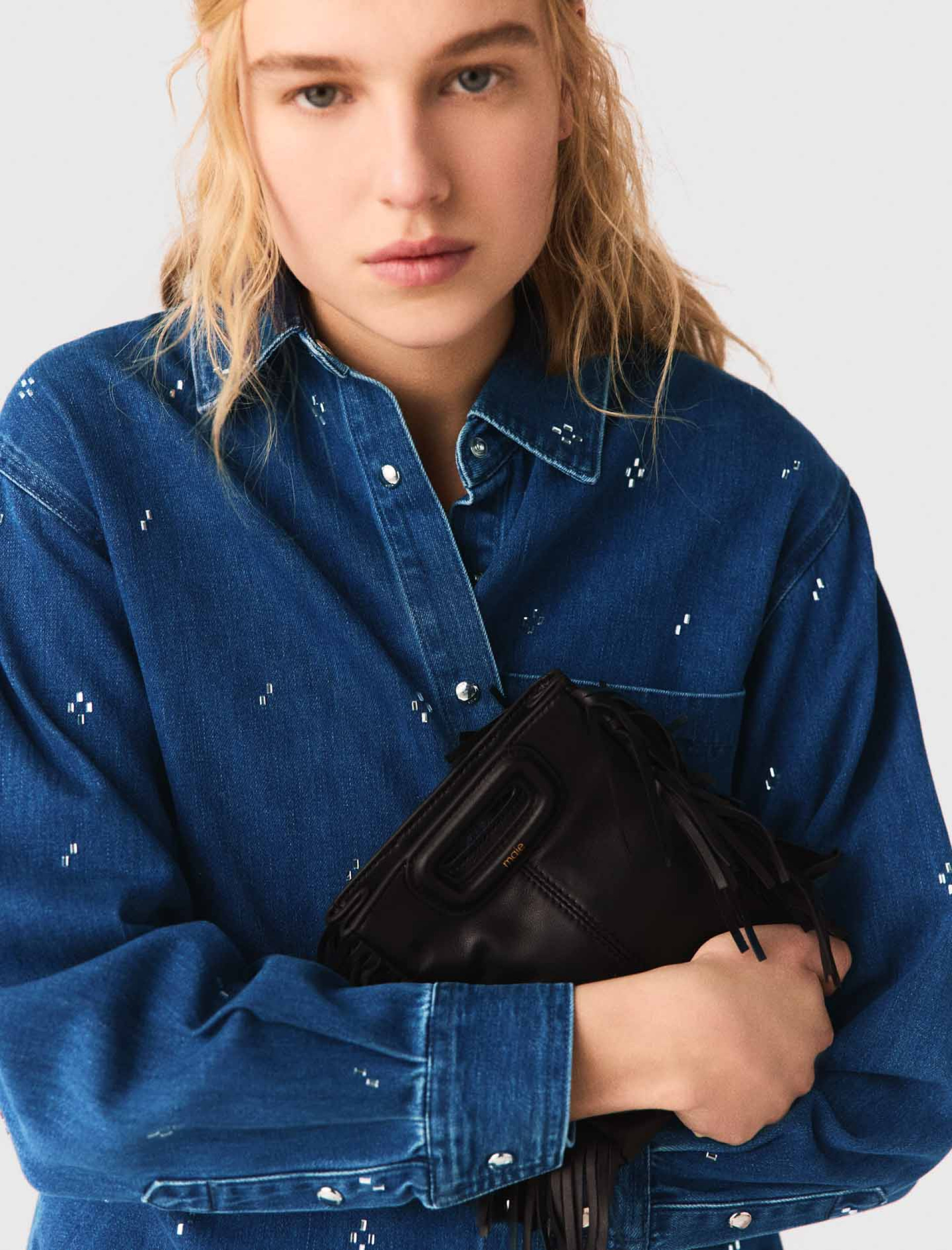 Женская джинсовая рубашка со стразами