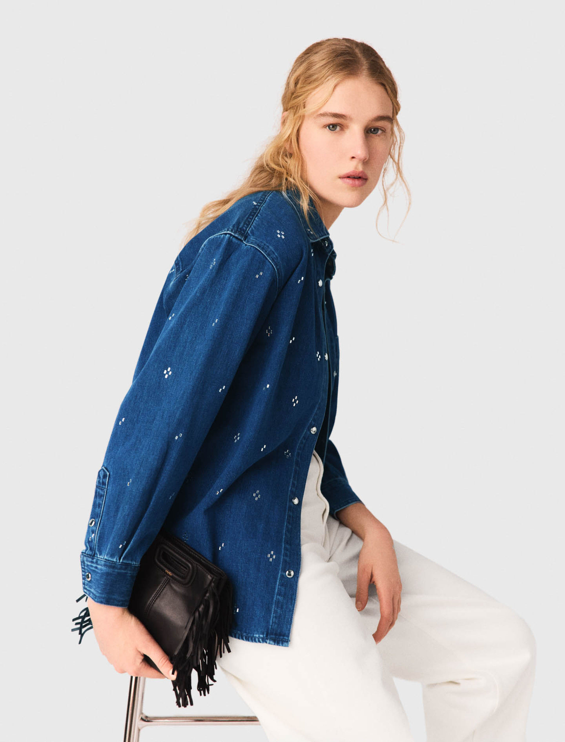 Женская джинсовая рубашка со стразами