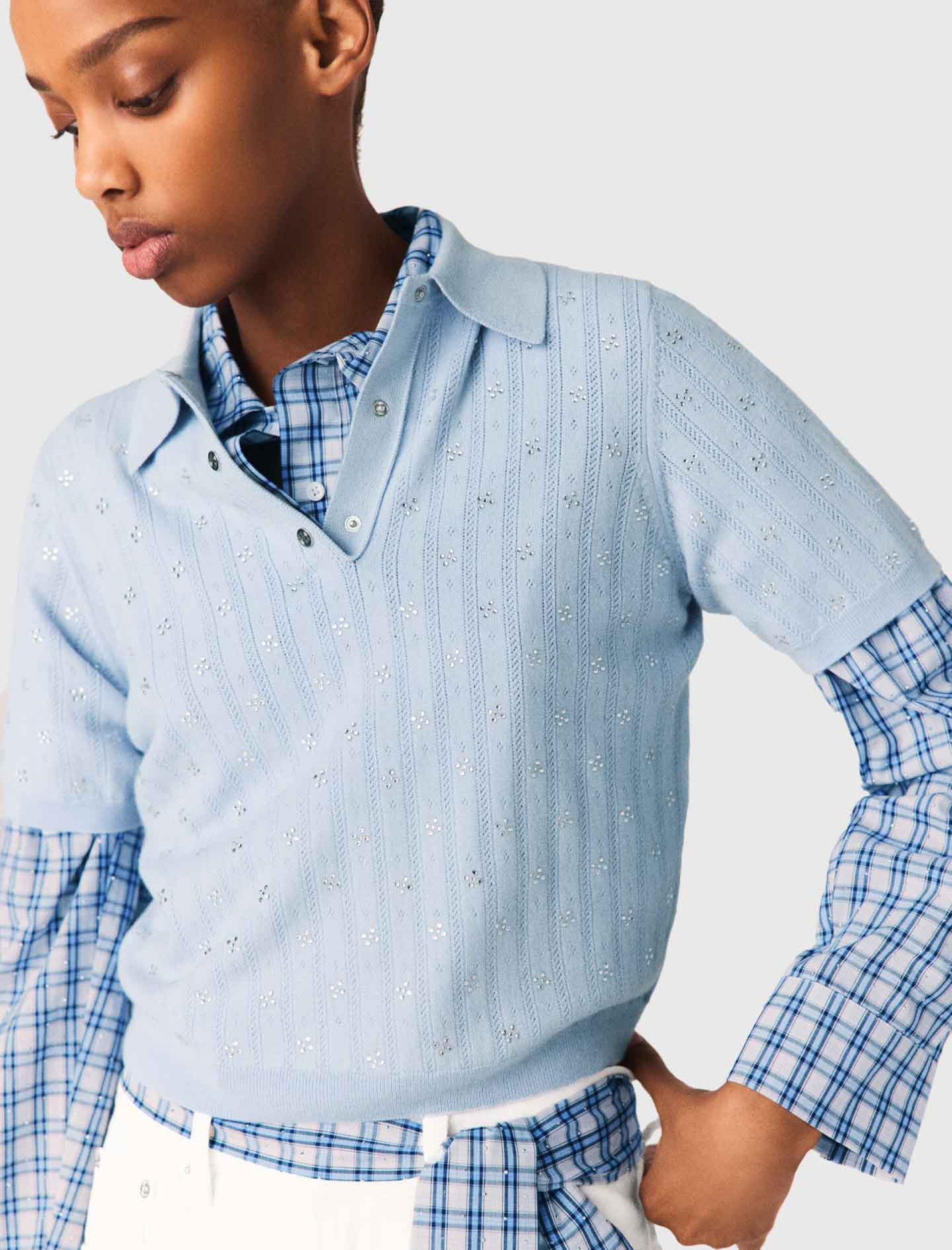 Жіночий короткий джемпер-поло зі стразами