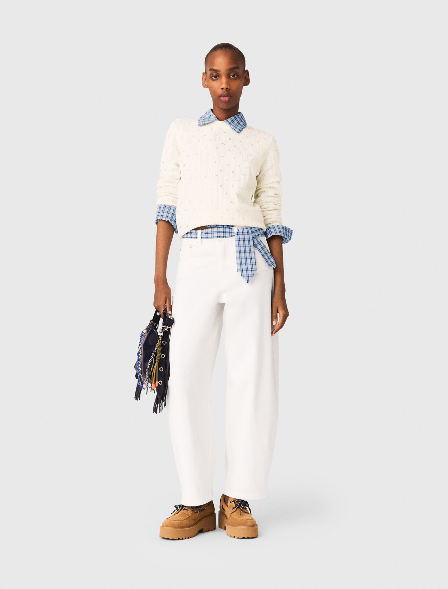 Женский молочный свитер со стразами