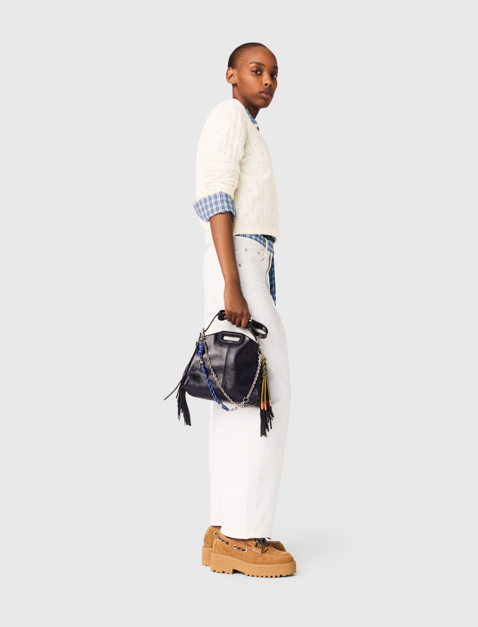 Женский молочный свитер со стразами