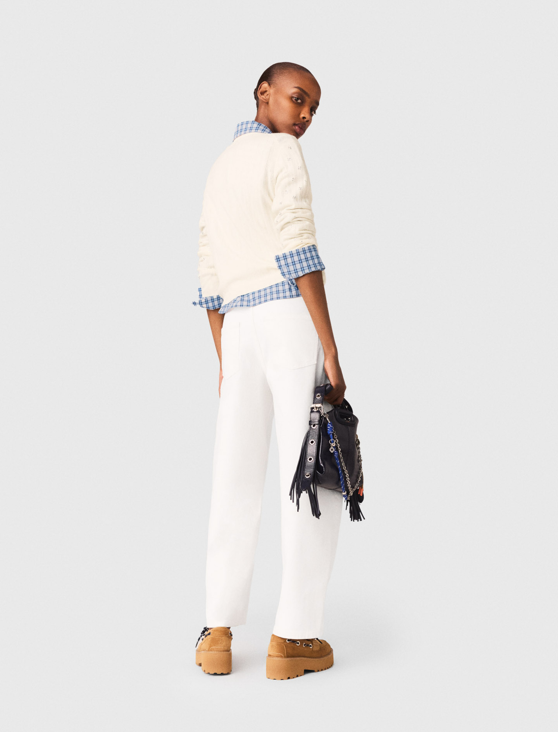 Женский молочный свитер со стразами