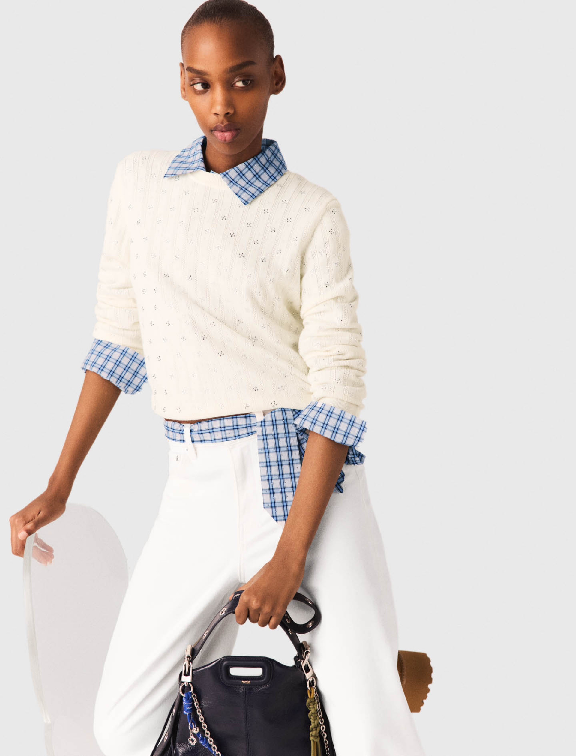 Женский молочный свитер со стразами