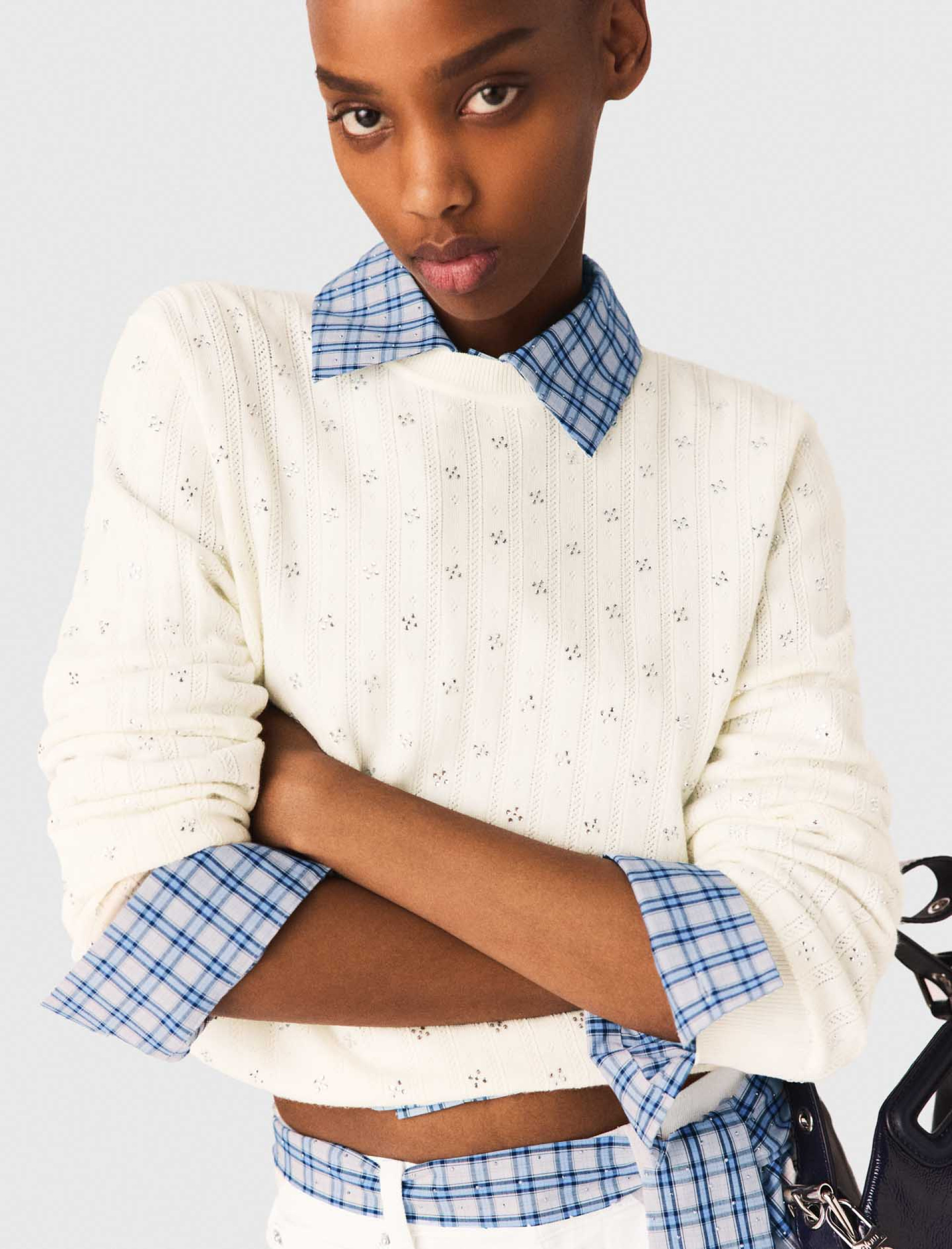 Женский молочный свитер со стразами