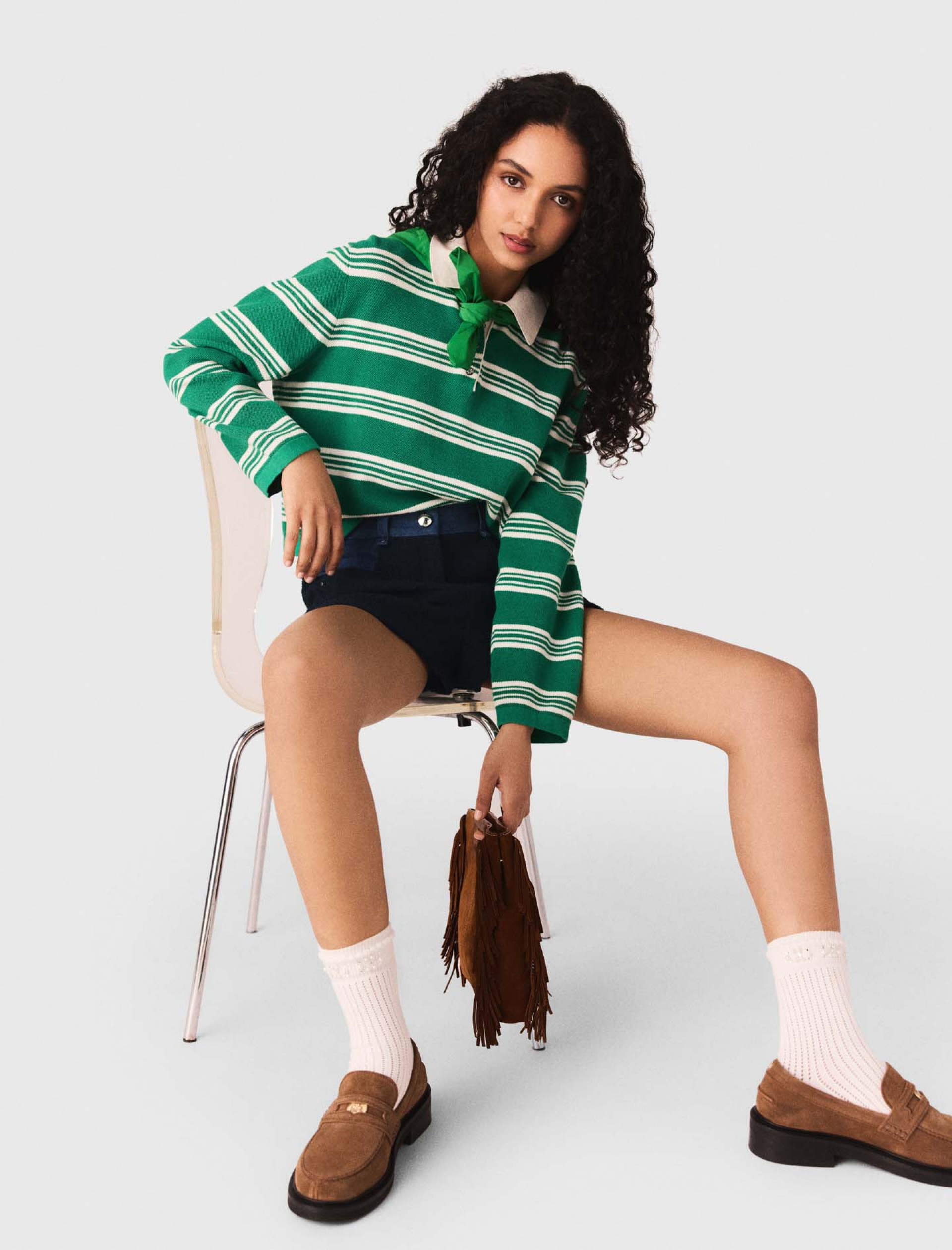 Жіночий смугастий джемпер з коміром поло Жіночий смугастий джемпер з коміром поло