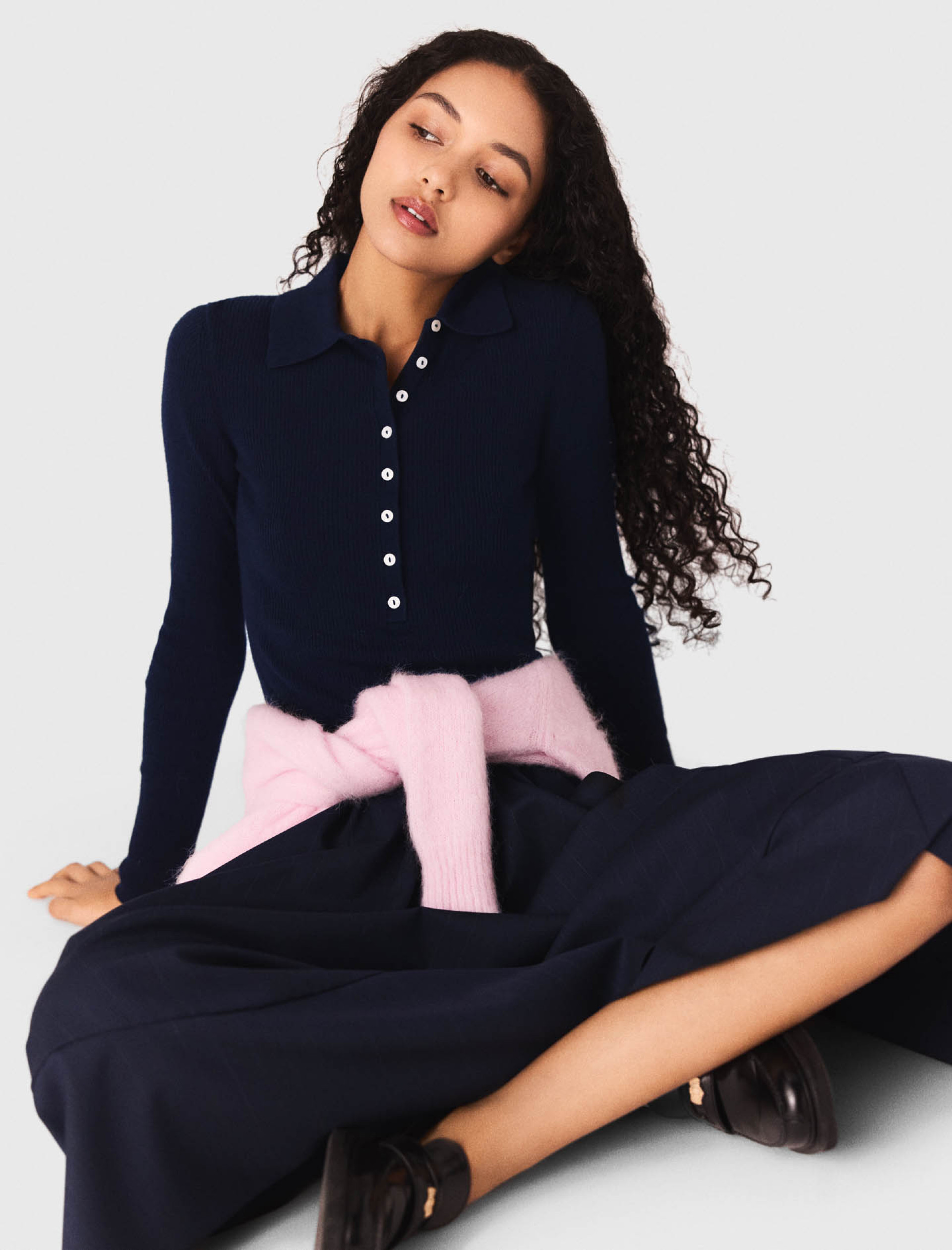 Жіночий джемпер в рубчик з коміром поло Жіночий джемпер в рубчик з коміром поло