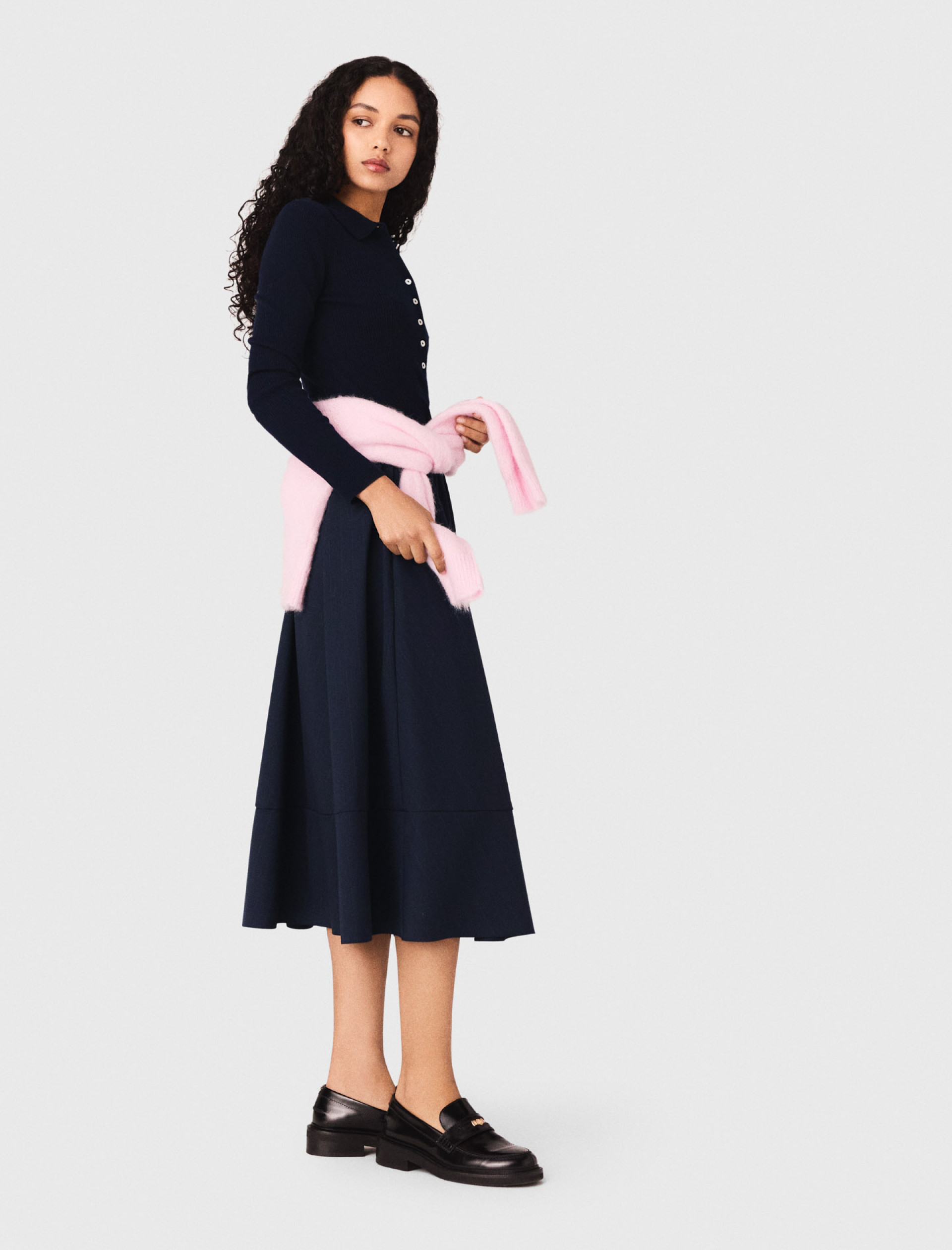 Жіночий джемпер в рубчик з коміром поло Жіночий джемпер в рубчик з коміром поло