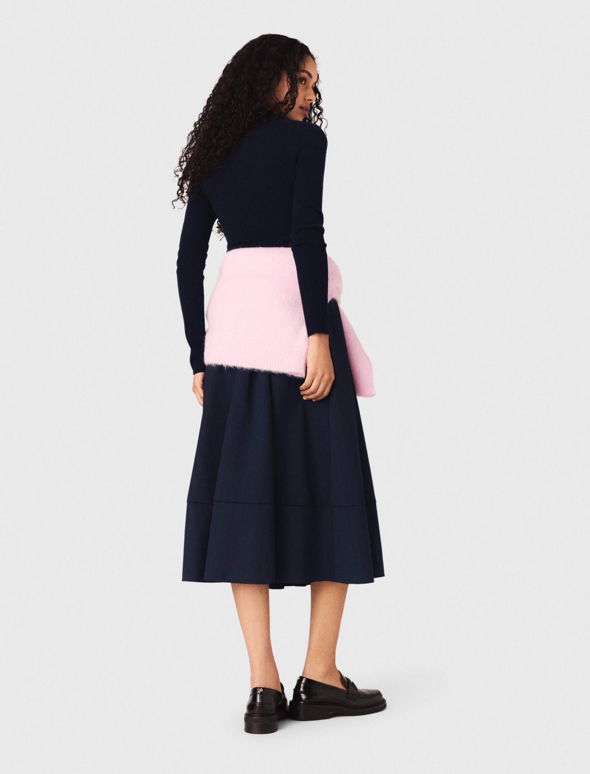 Жіночий джемпер в рубчик з коміром поло Жіночий джемпер в рубчик з коміром поло