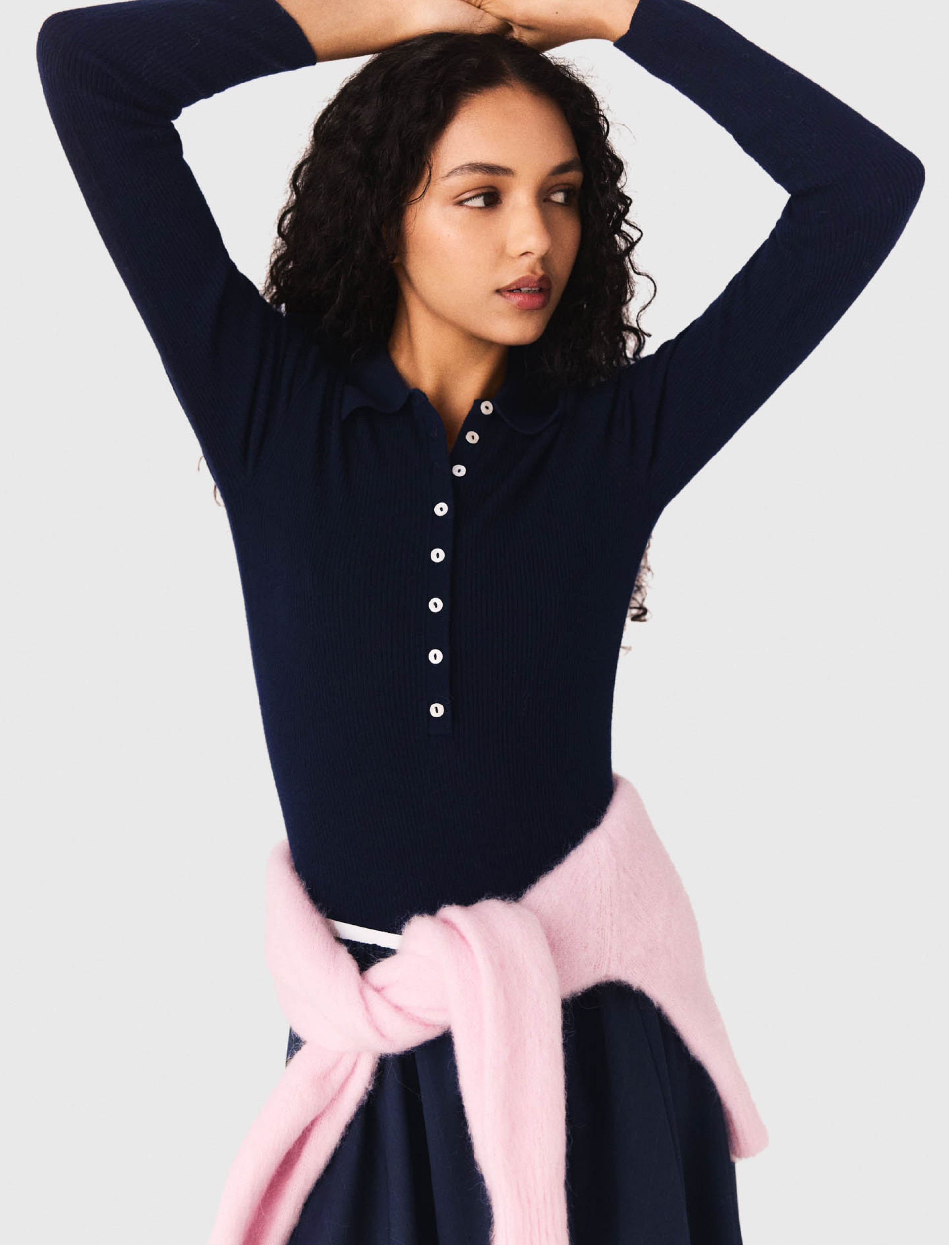 Жіночий джемпер в рубчик з коміром поло Жіночий джемпер в рубчик з коміром поло