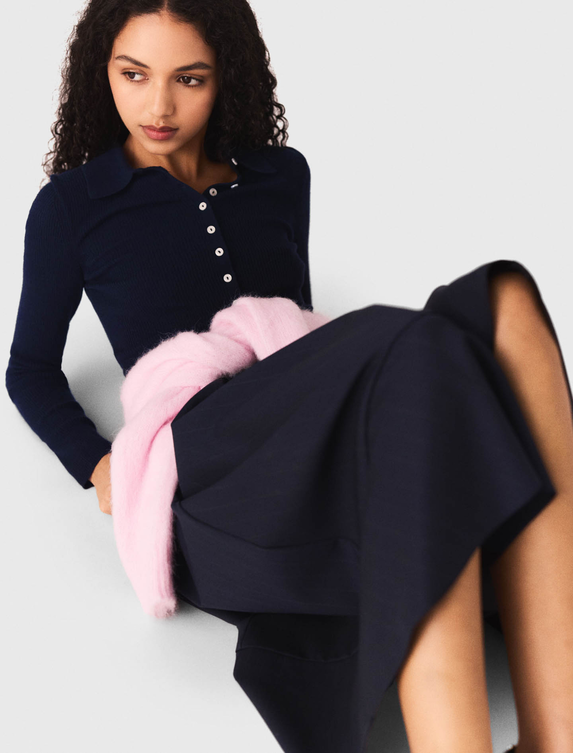 Жіночий джемпер в рубчик з коміром поло Жіночий джемпер в рубчик з коміром поло