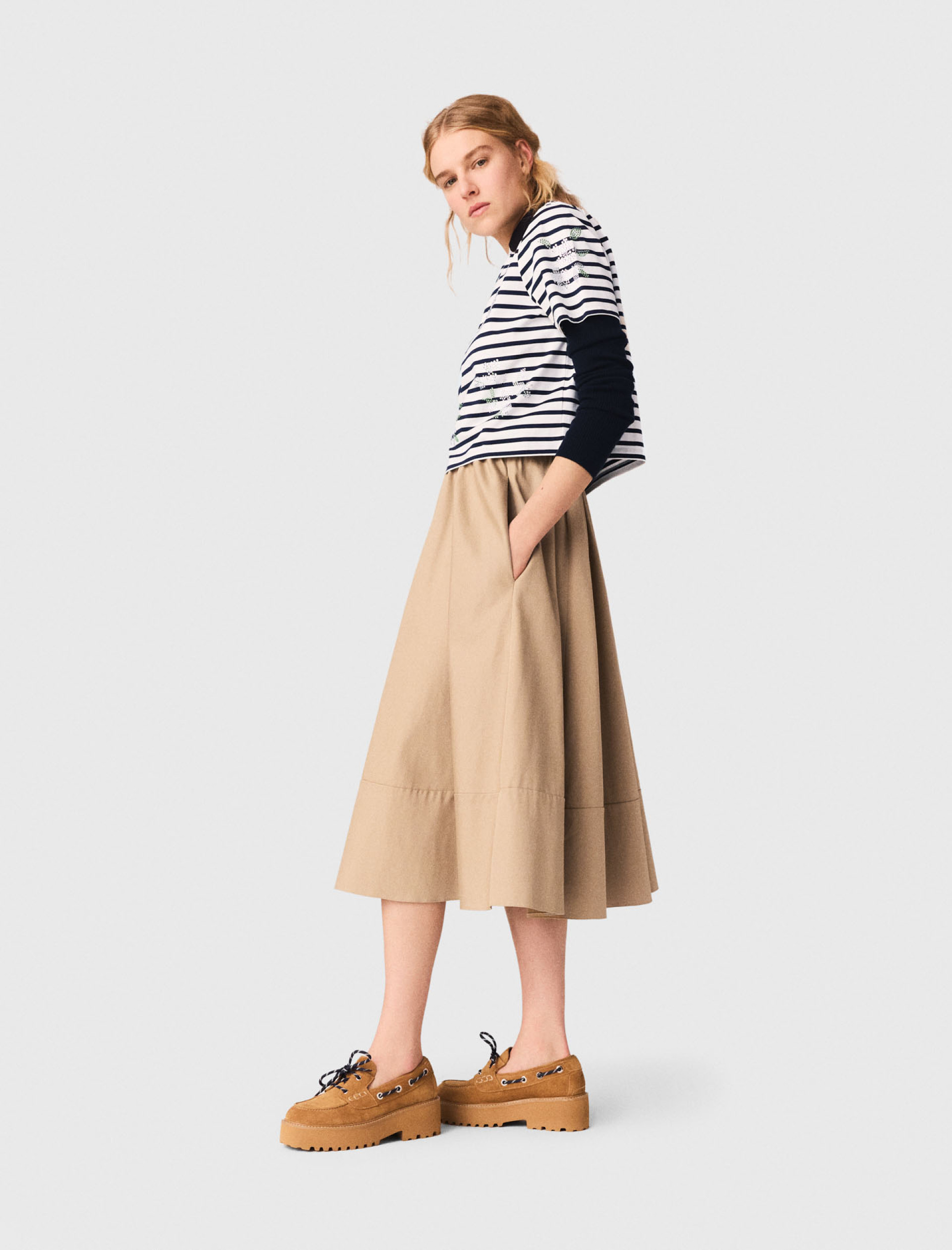 Жіноча смугаста футболка зі стразами Жіноча смугаста футболка зі стразами