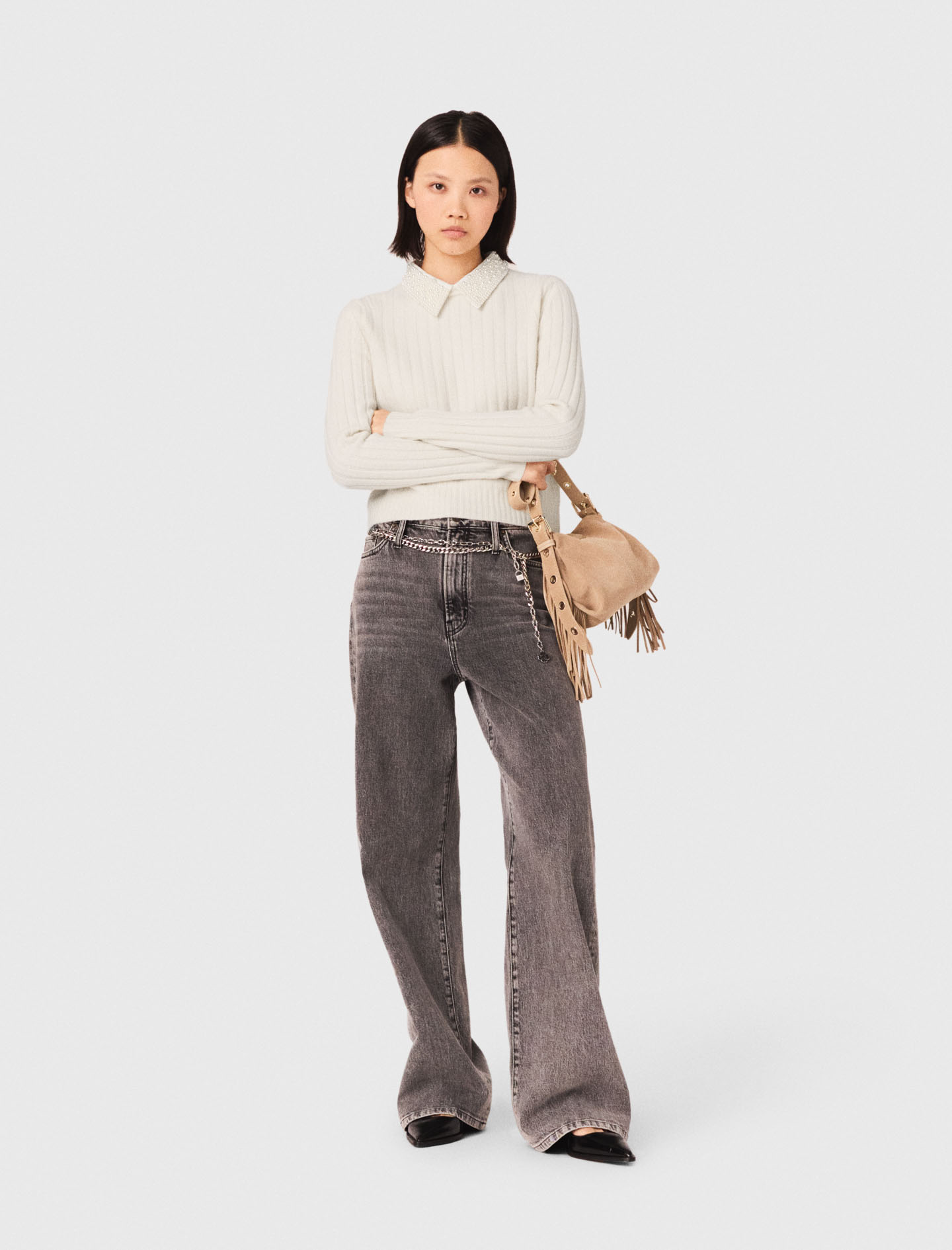 Жіночий молочний джемпер з декорованим коміром