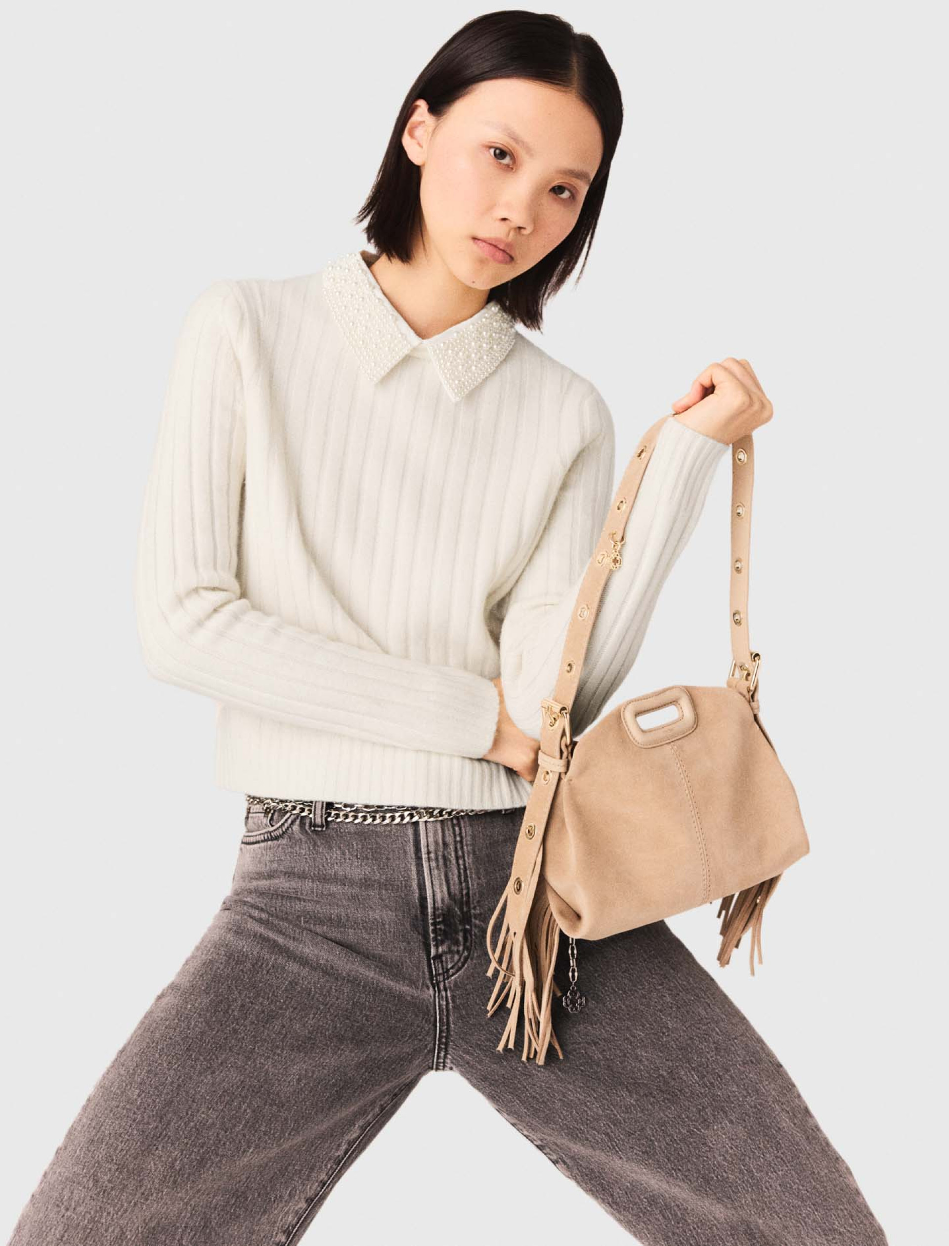 Жіночий молочний джемпер з декорованим коміром