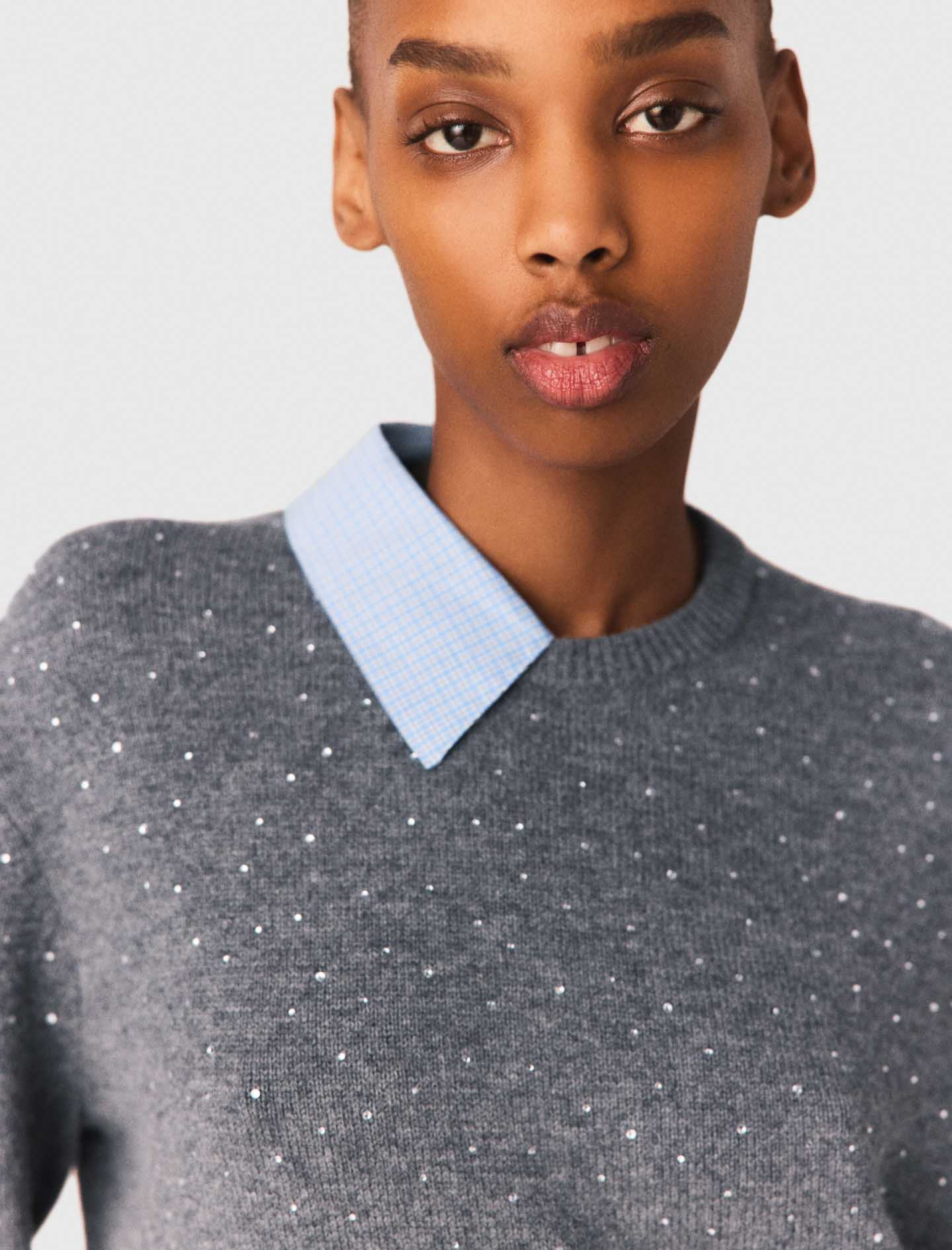 Жіночий светр зі стразами та з'ємними деталями