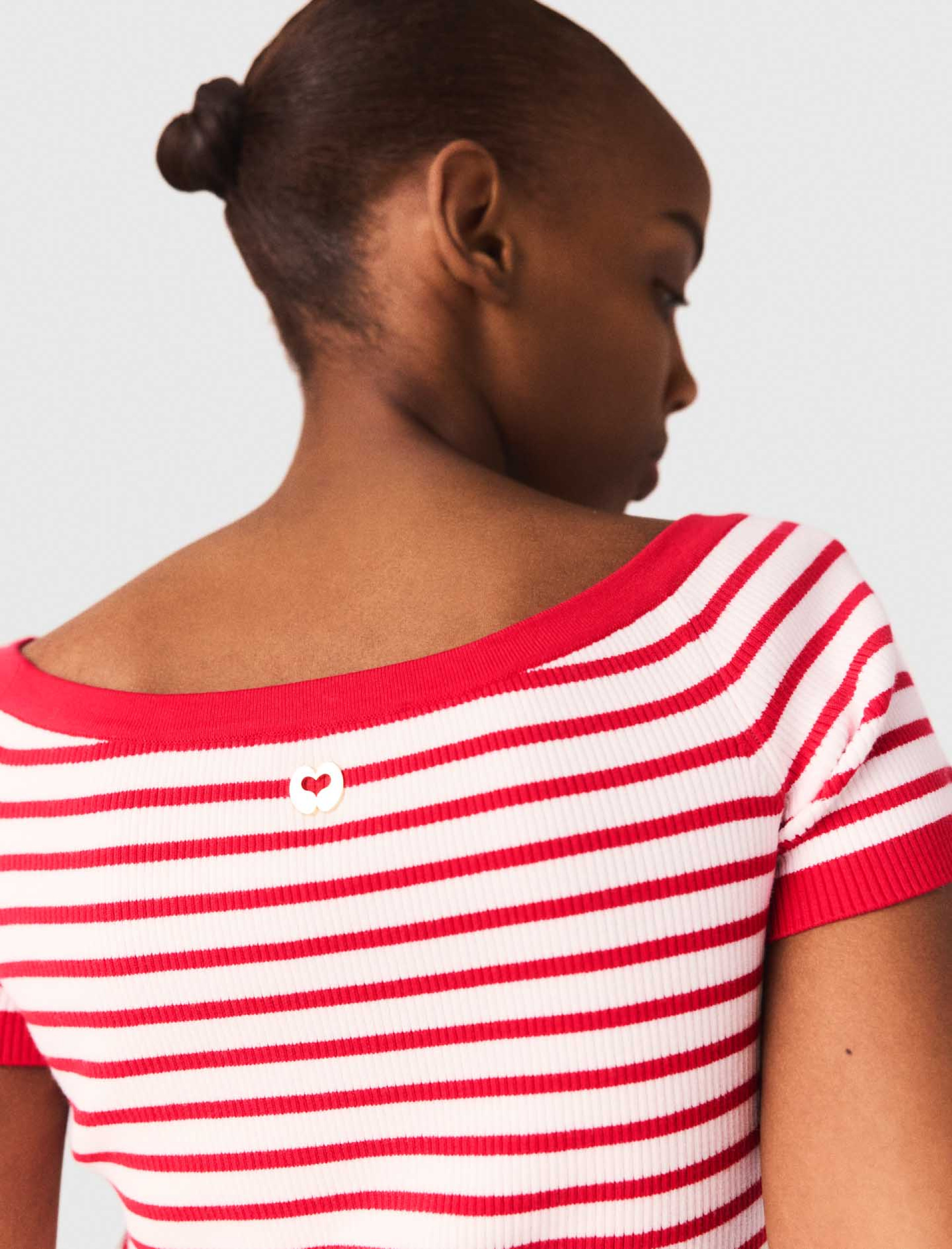 Женский топ в полоску с вырезом-лодочкой Женский топ в полоску с вырезом-лодочкой