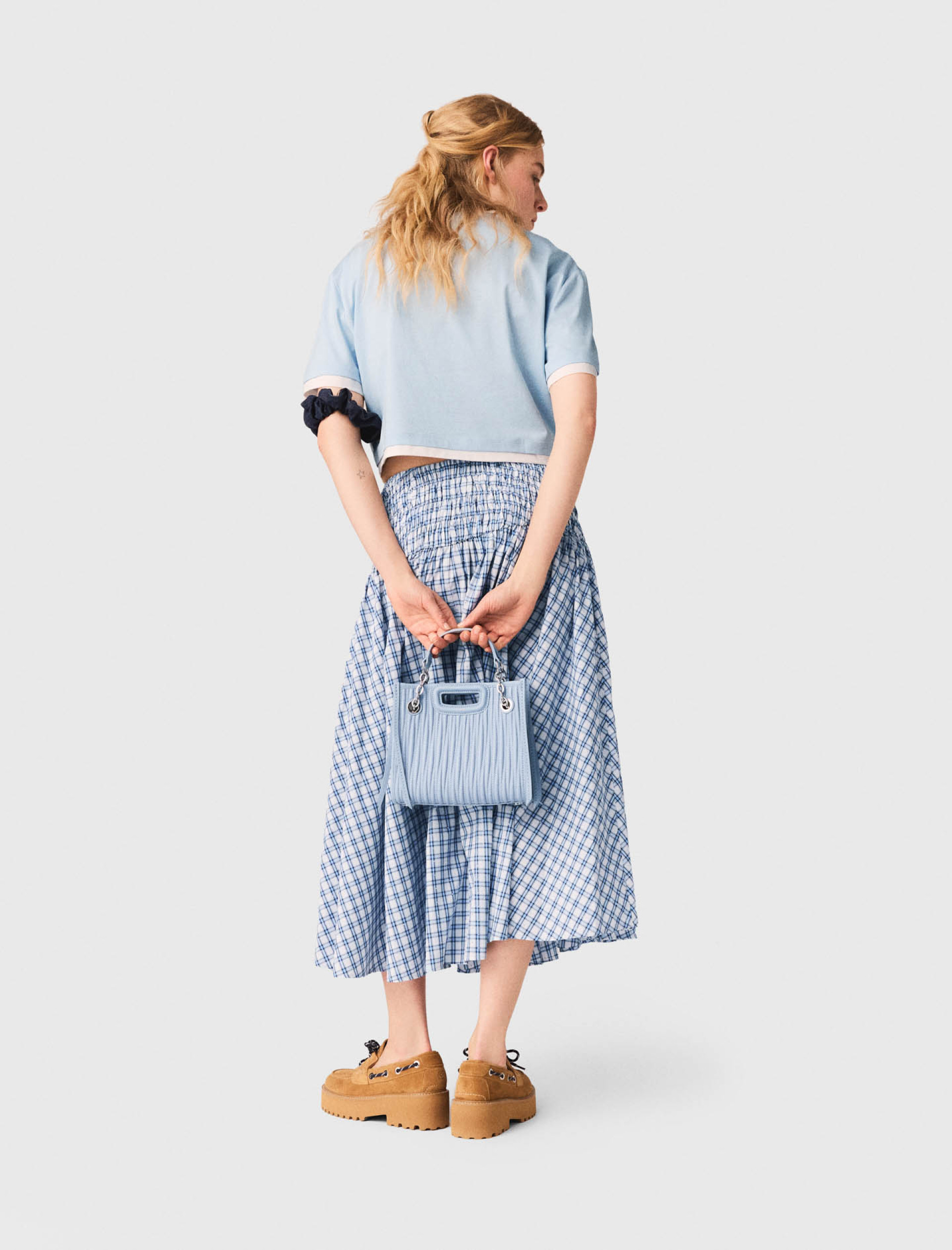 Жіноча блакитна футболка з контрастними вставками