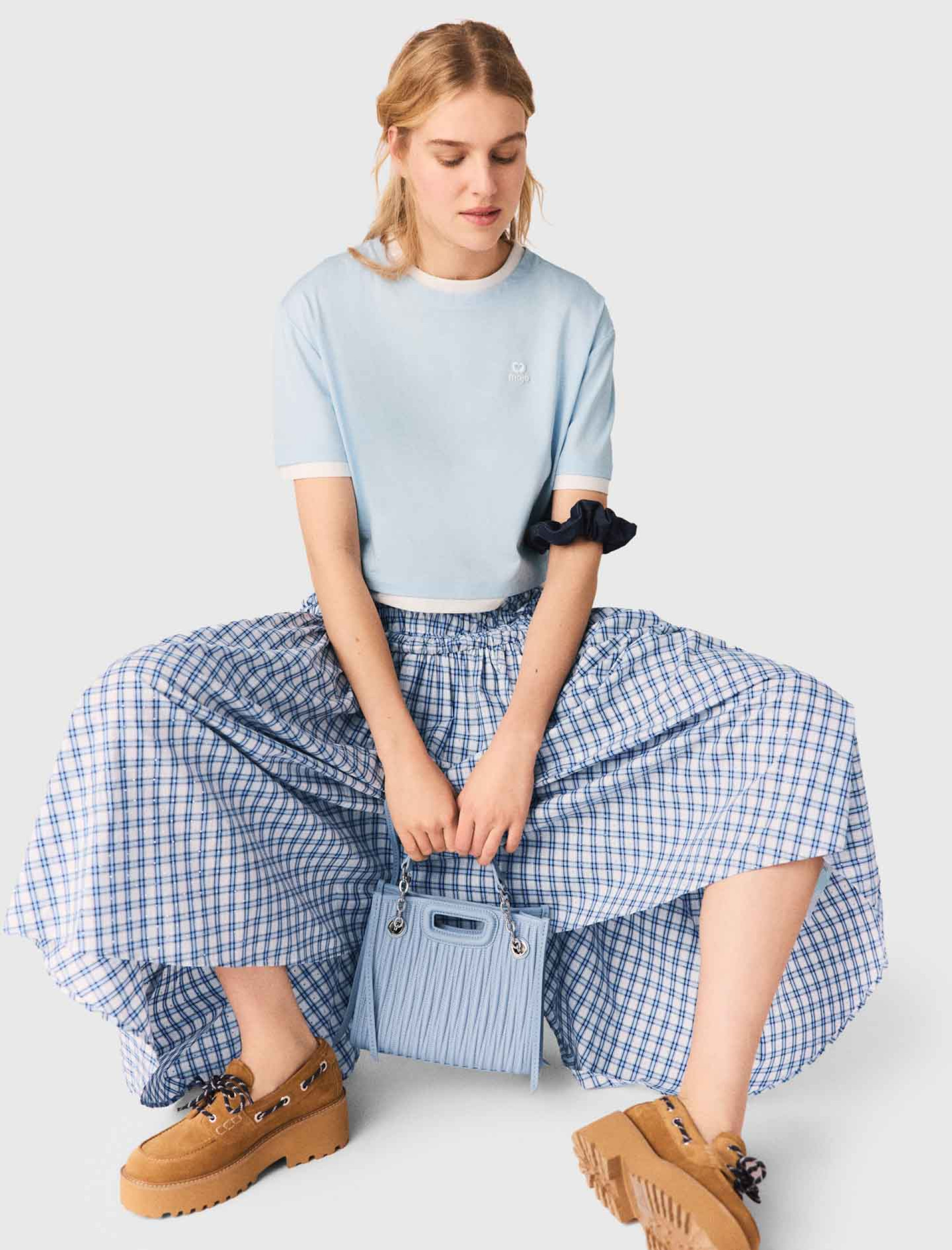 Жіноча блакитна футболка з контрастними вставками