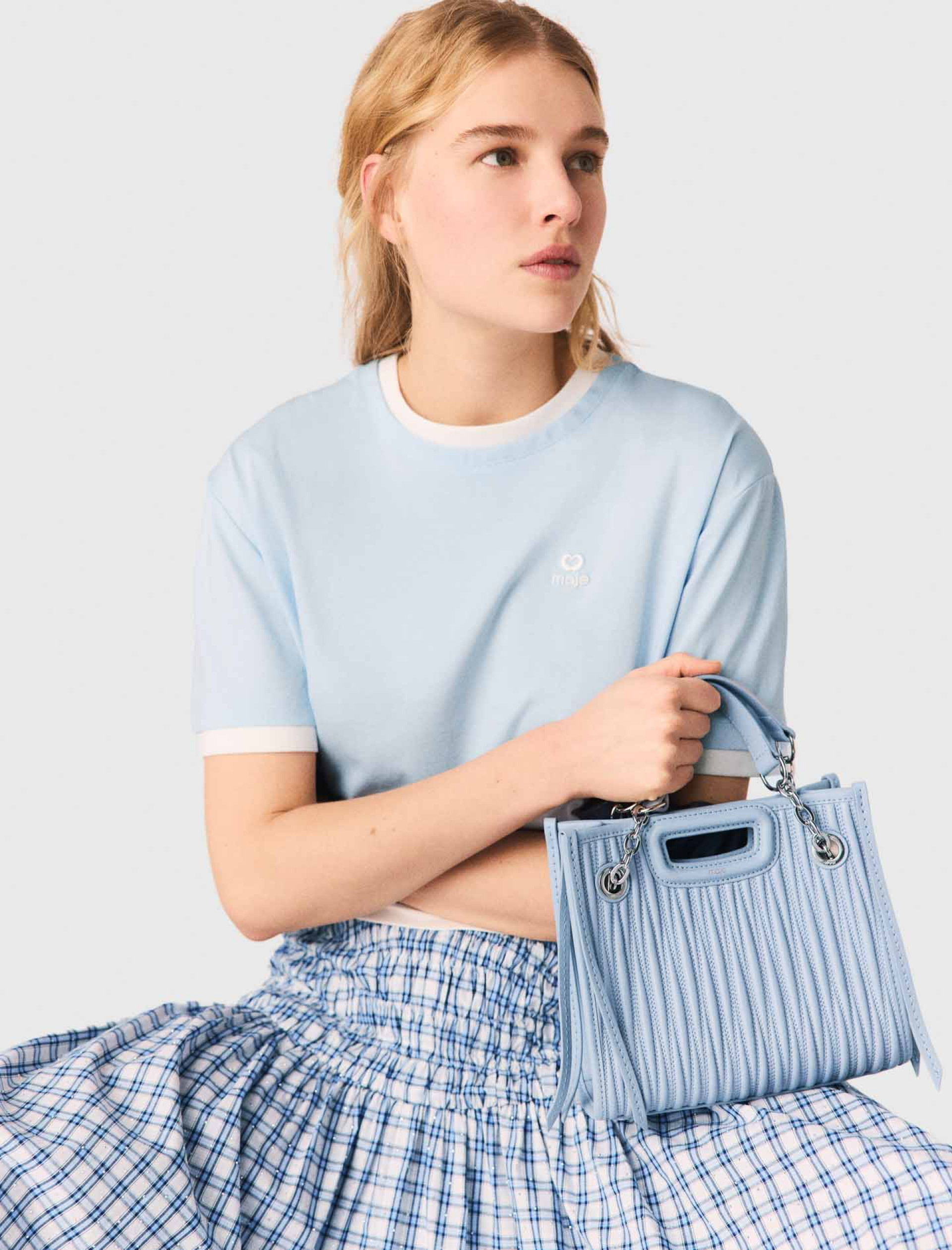 Жіноча блакитна футболка з контрастними вставками