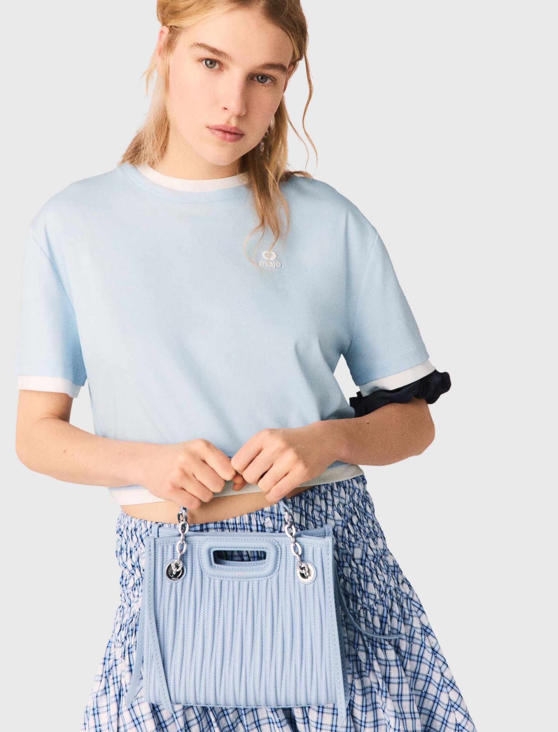 Жіноча блакитна футболка з контрастними вставками