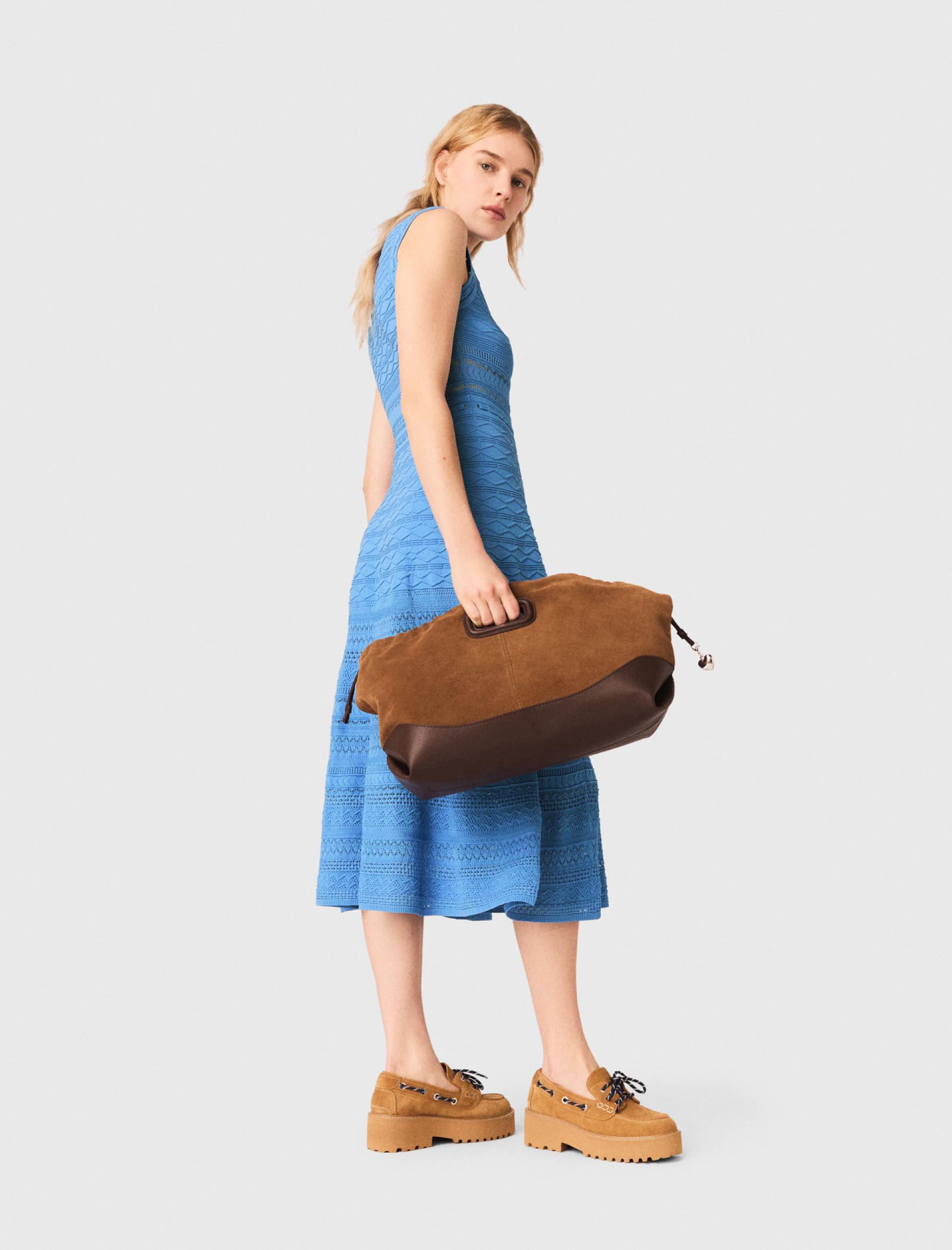 Жіноча в'язана сукня з ажурним візерунком Жіноча в'язана сукня з ажурним візерунком