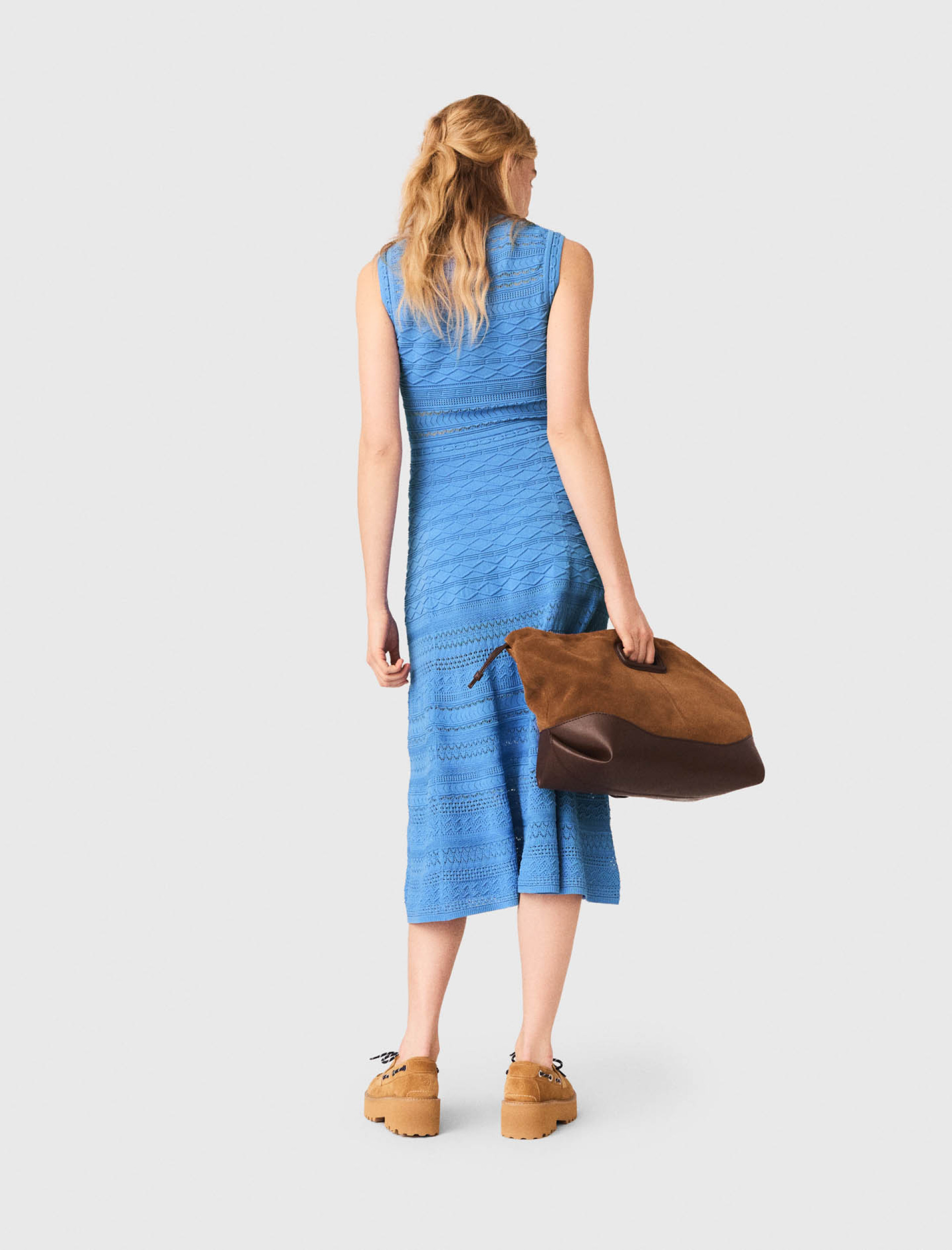 Жіноча в'язана сукня з ажурним візерунком Жіноча в'язана сукня з ажурним візерунком