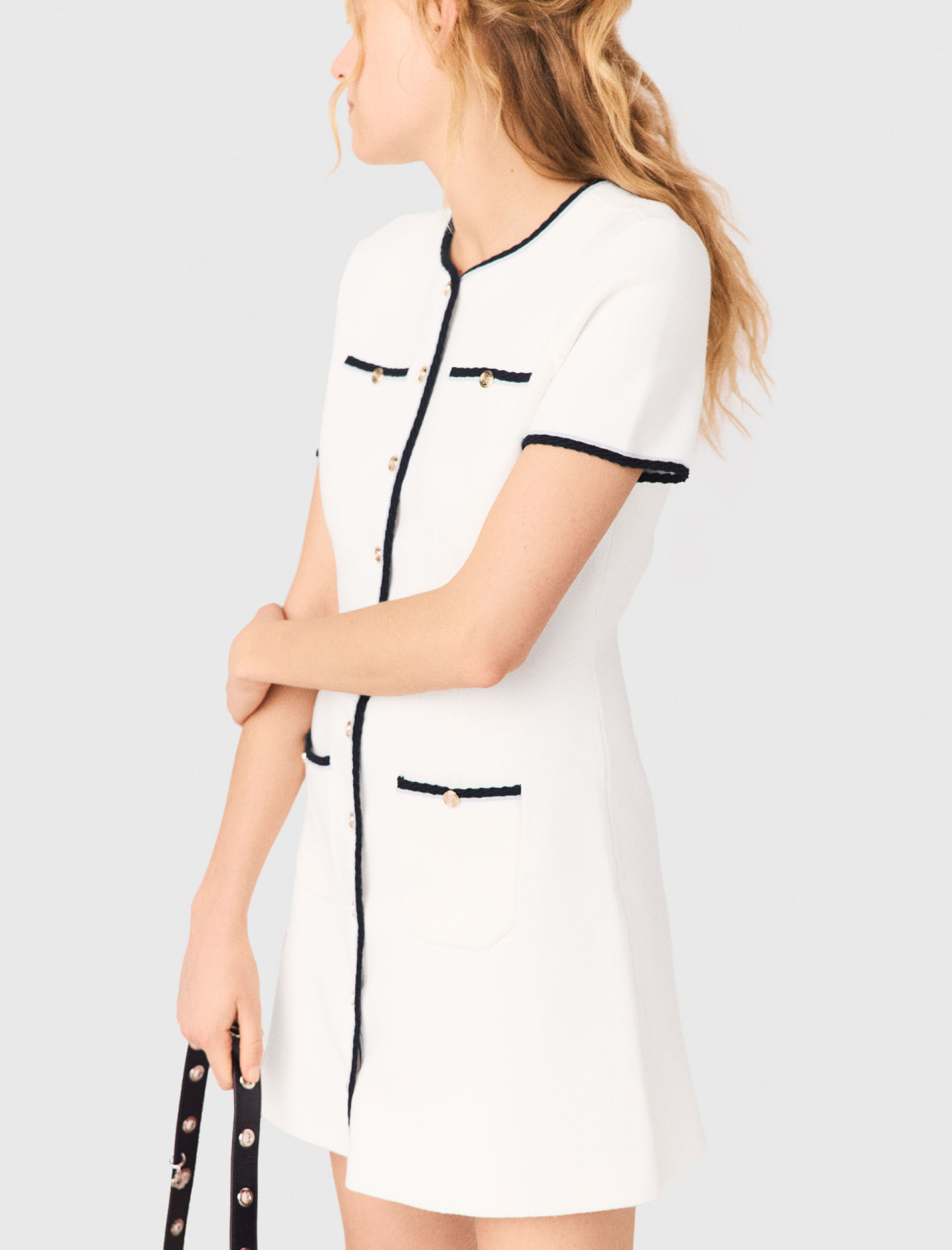 Жіноча молочна сукня з контрастним оздобленням Жіноча молочна сукня з контрастним оздобленням