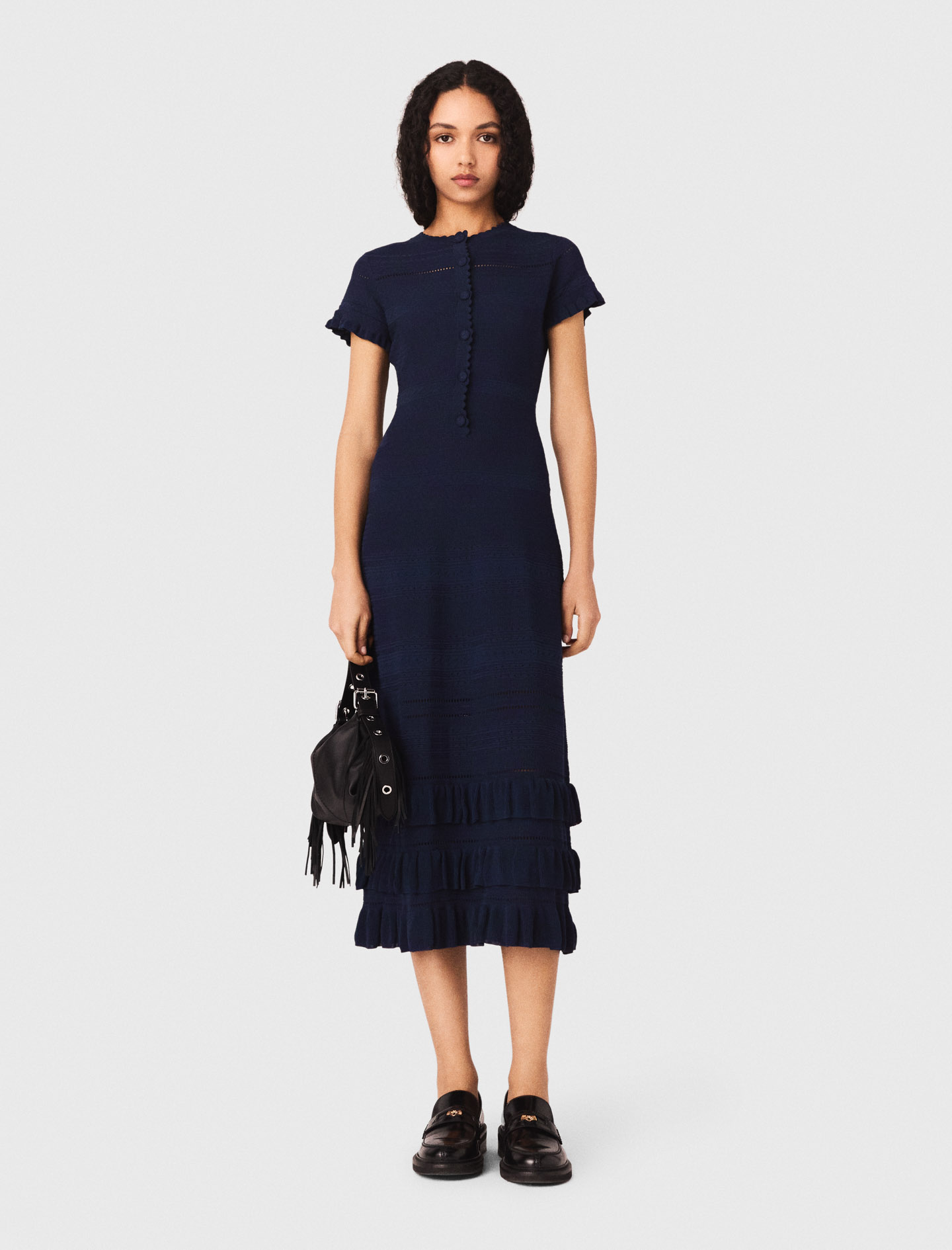 Жіноча довга в'язана сукня з оборками