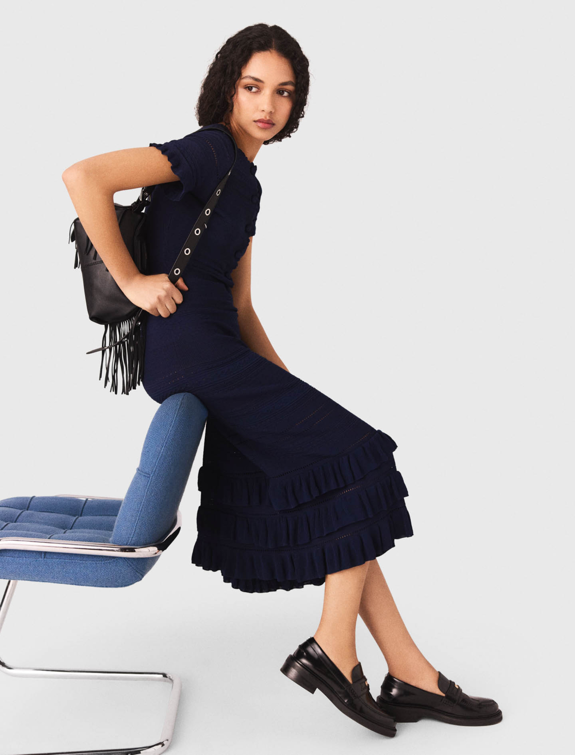 Жіноча довга в'язана сукня з оборками