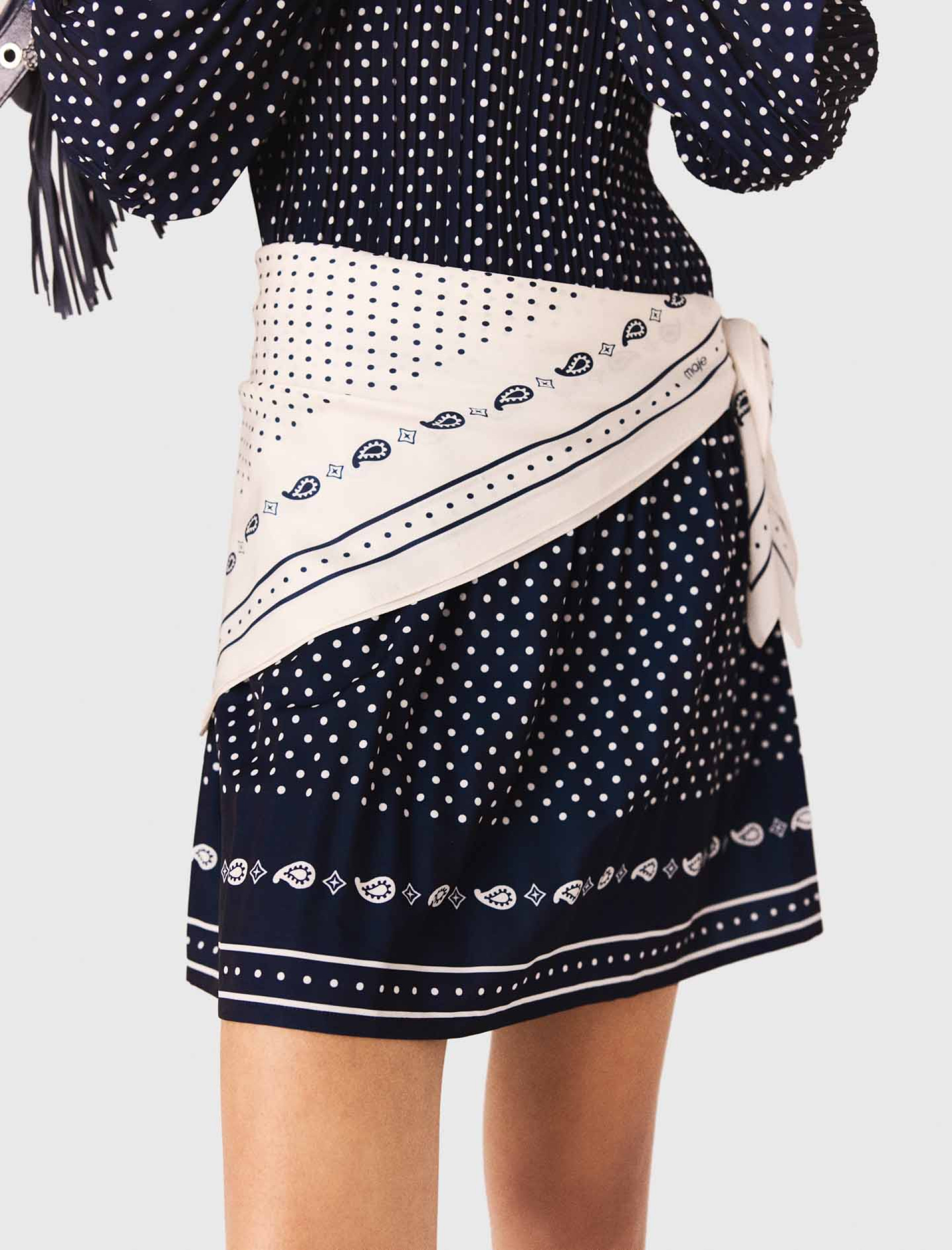 Женский молочный шелковый платок 90х90см Женский молочный шелковый платок 90х90см