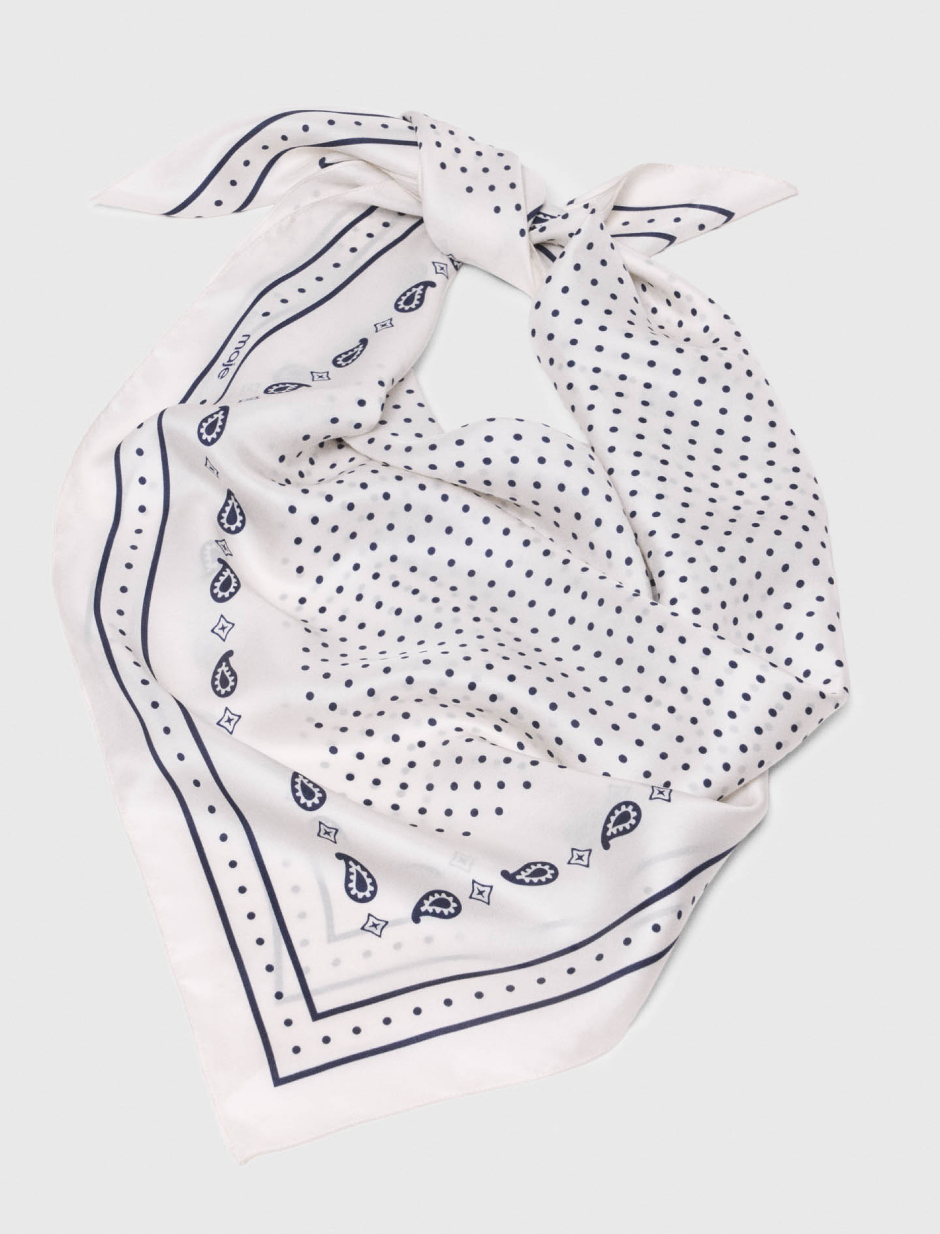 Женский молочный шелковый платок 90х90см Женский молочный шелковый платок 90х90см