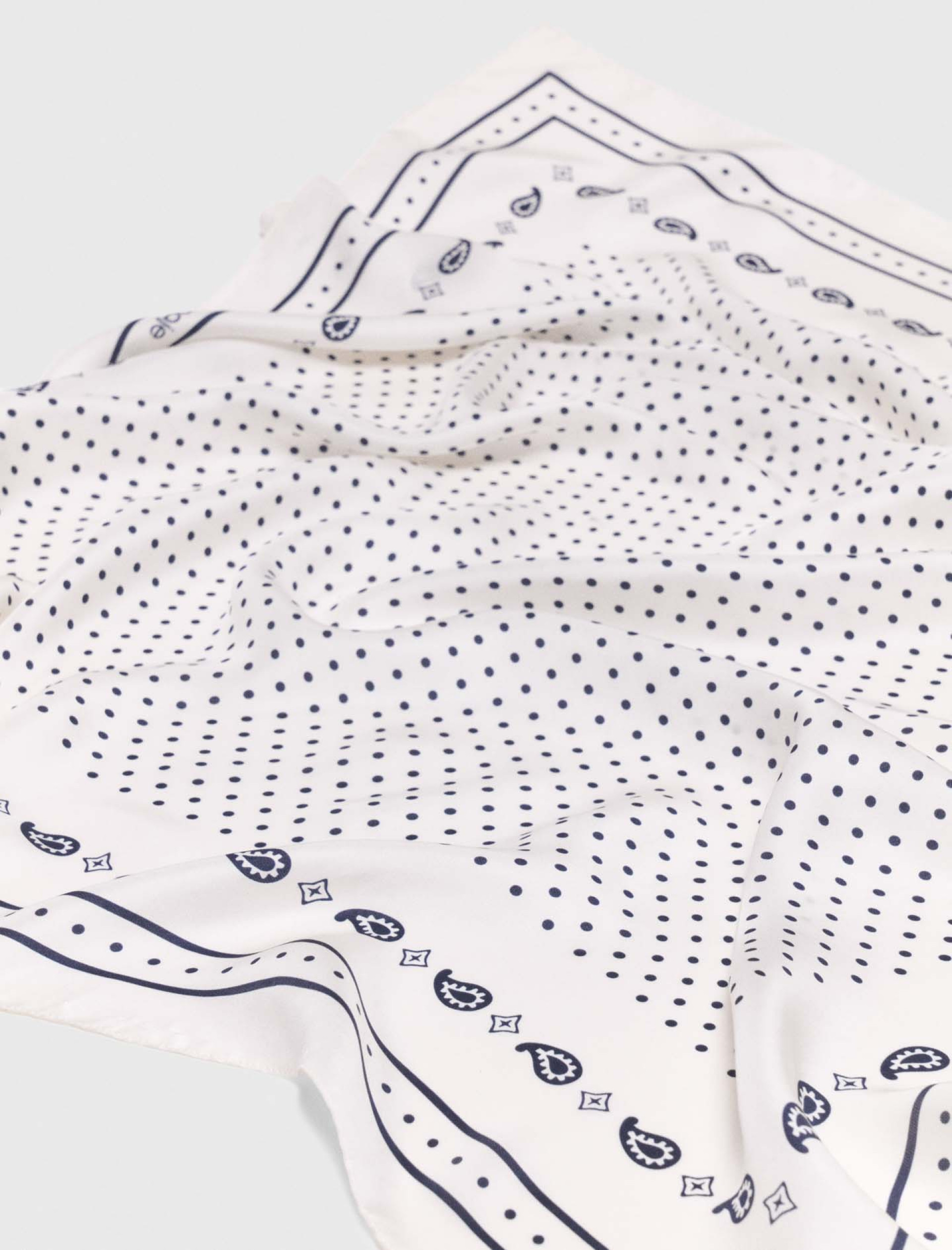 Женский молочный шелковый платок 90х90см Женский молочный шелковый платок 90х90см