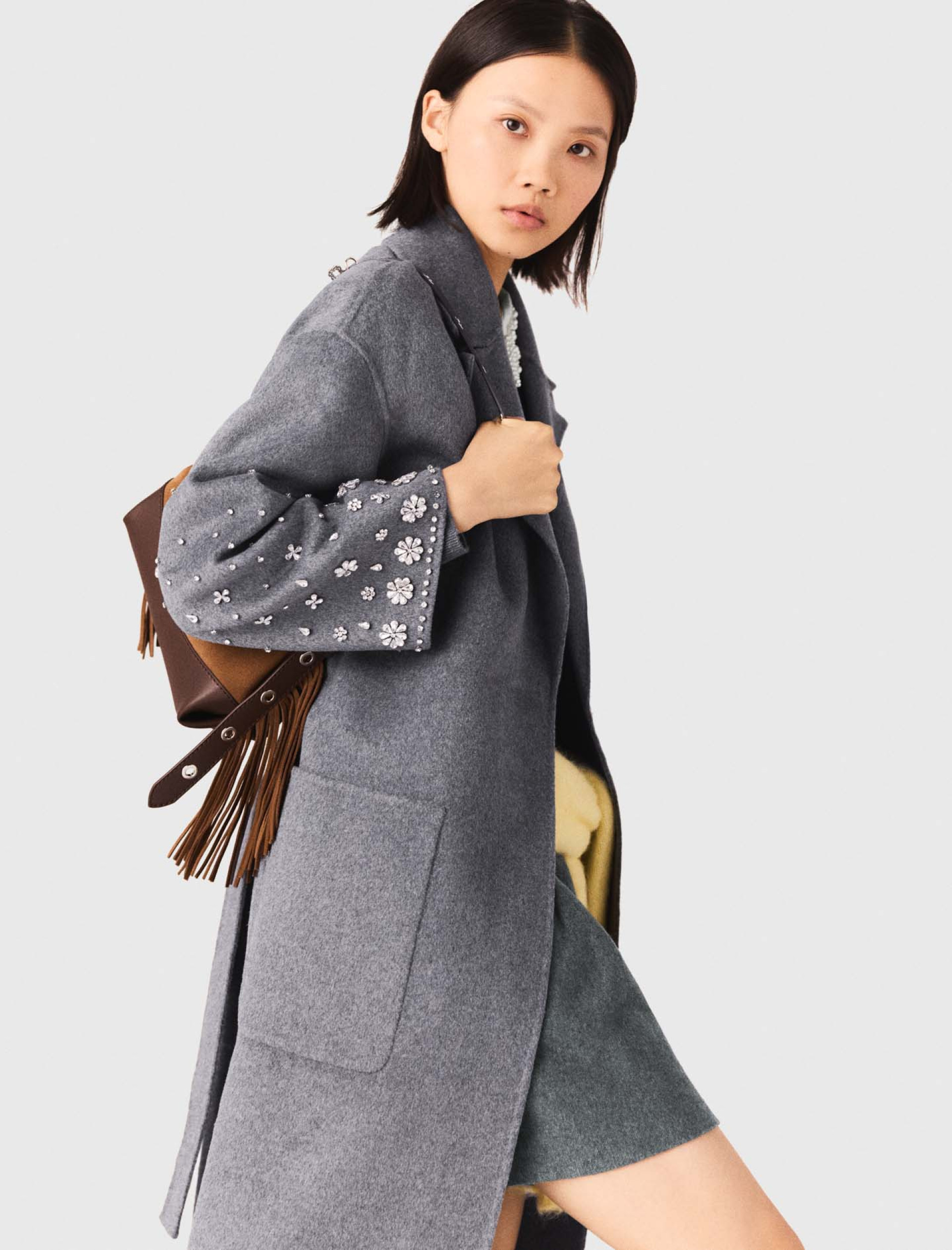 Жіноче довге пальто, прикрашене стразами Жіноче довге пальто, прикрашене стразами