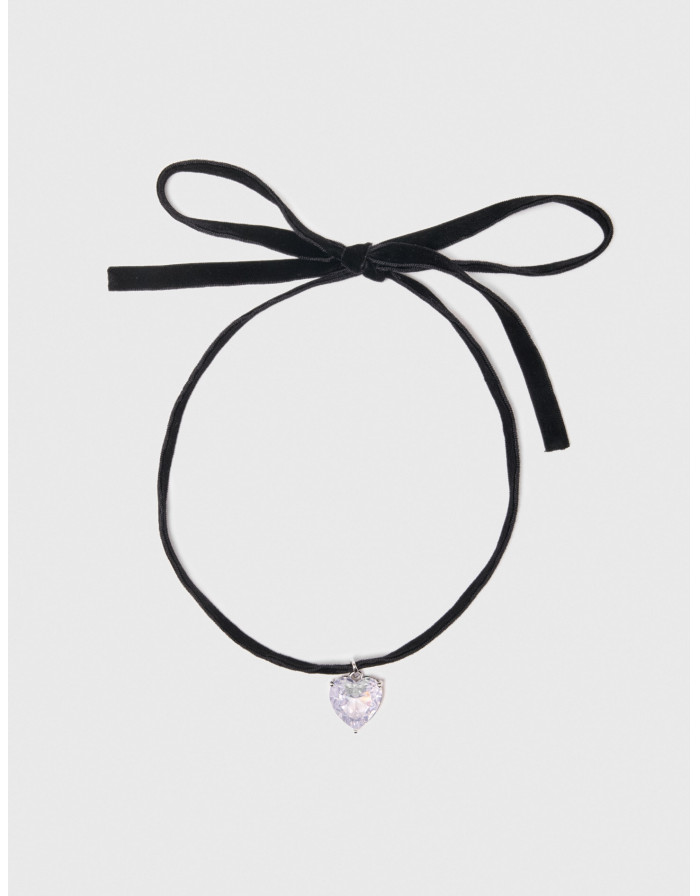 Жіноче намисто у формі серця та оксамитовою стрічкою