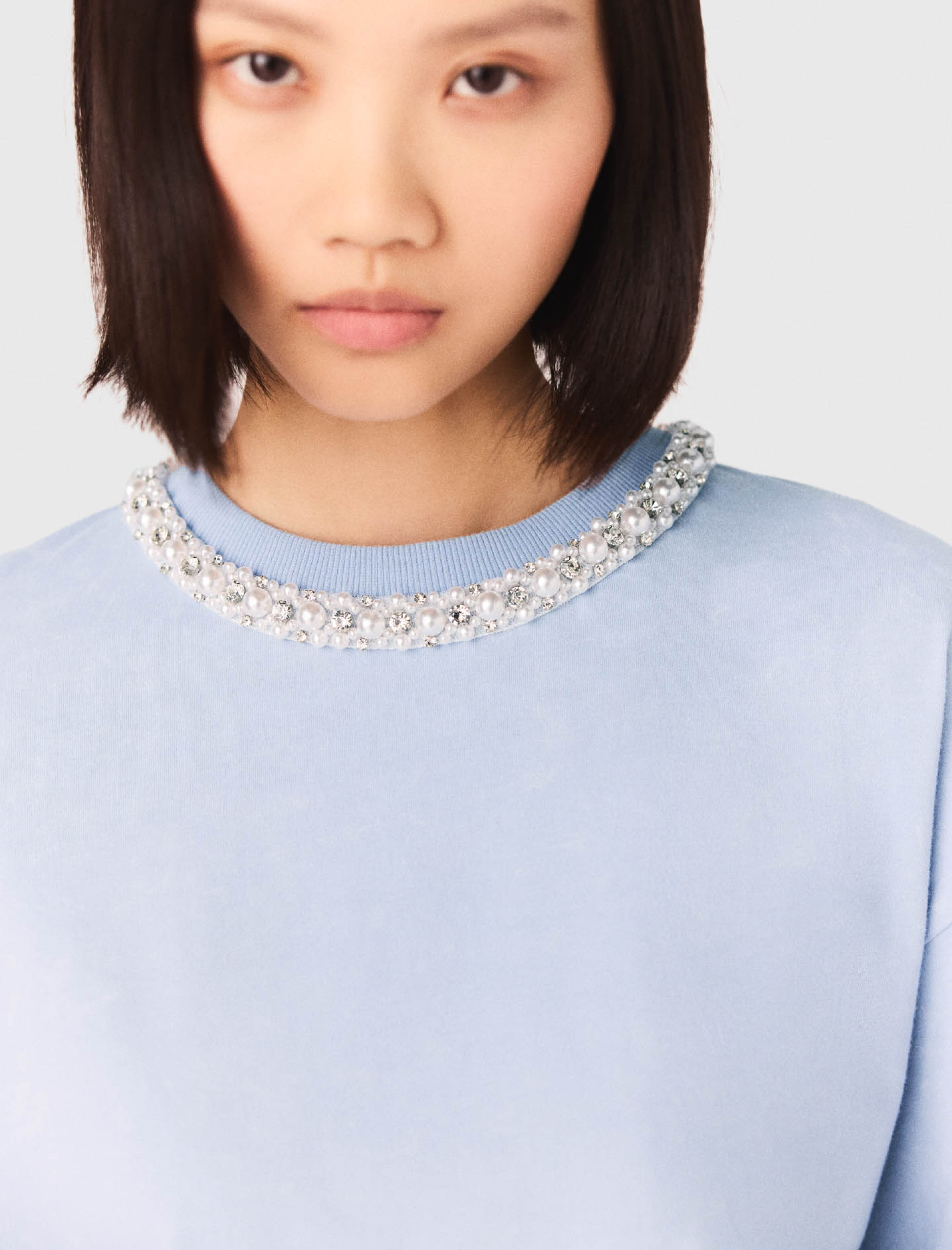 Жіноча футболка з коміром із перлин та страз