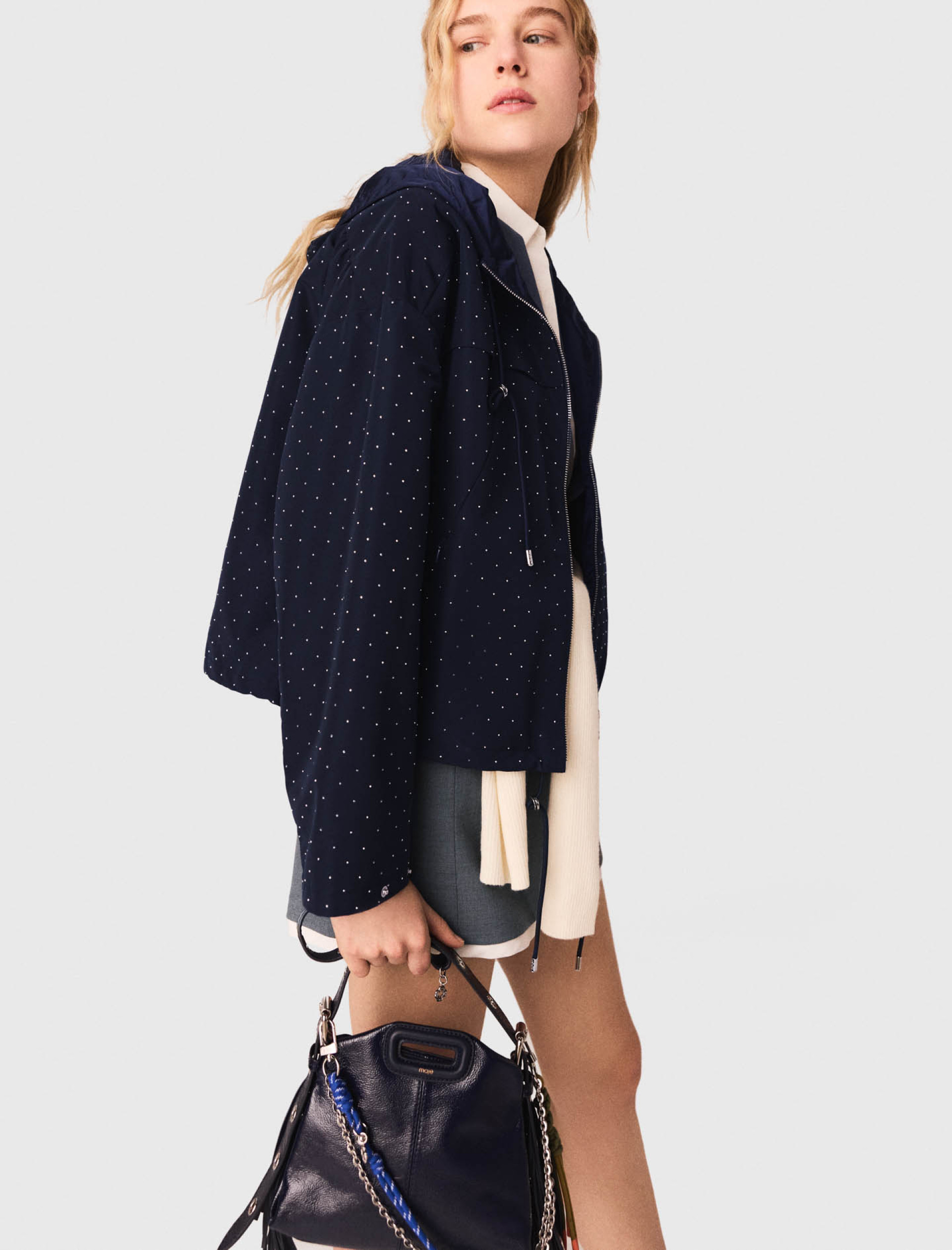 Жіноча вітровка з капюшоном, прикрашена стразами Жіноча вітровка з капюшоном, прикрашена стразами