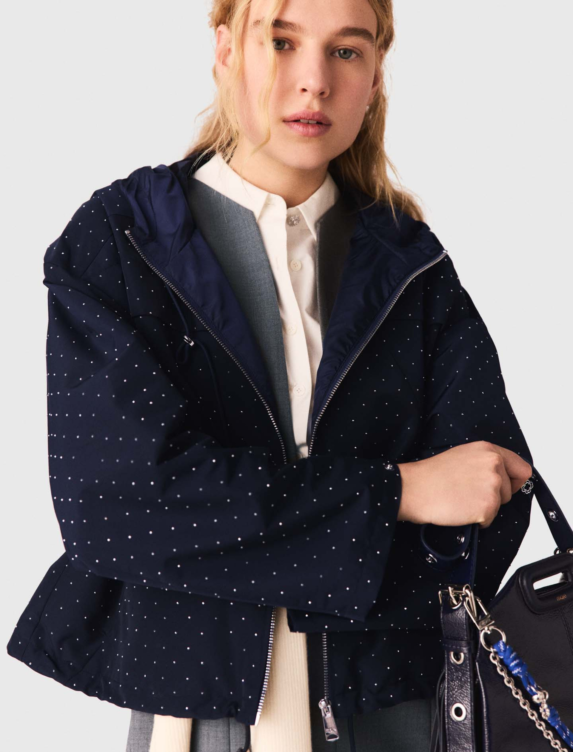 Жіноча вітровка з капюшоном, прикрашена стразами Жіноча вітровка з капюшоном, прикрашена стразами