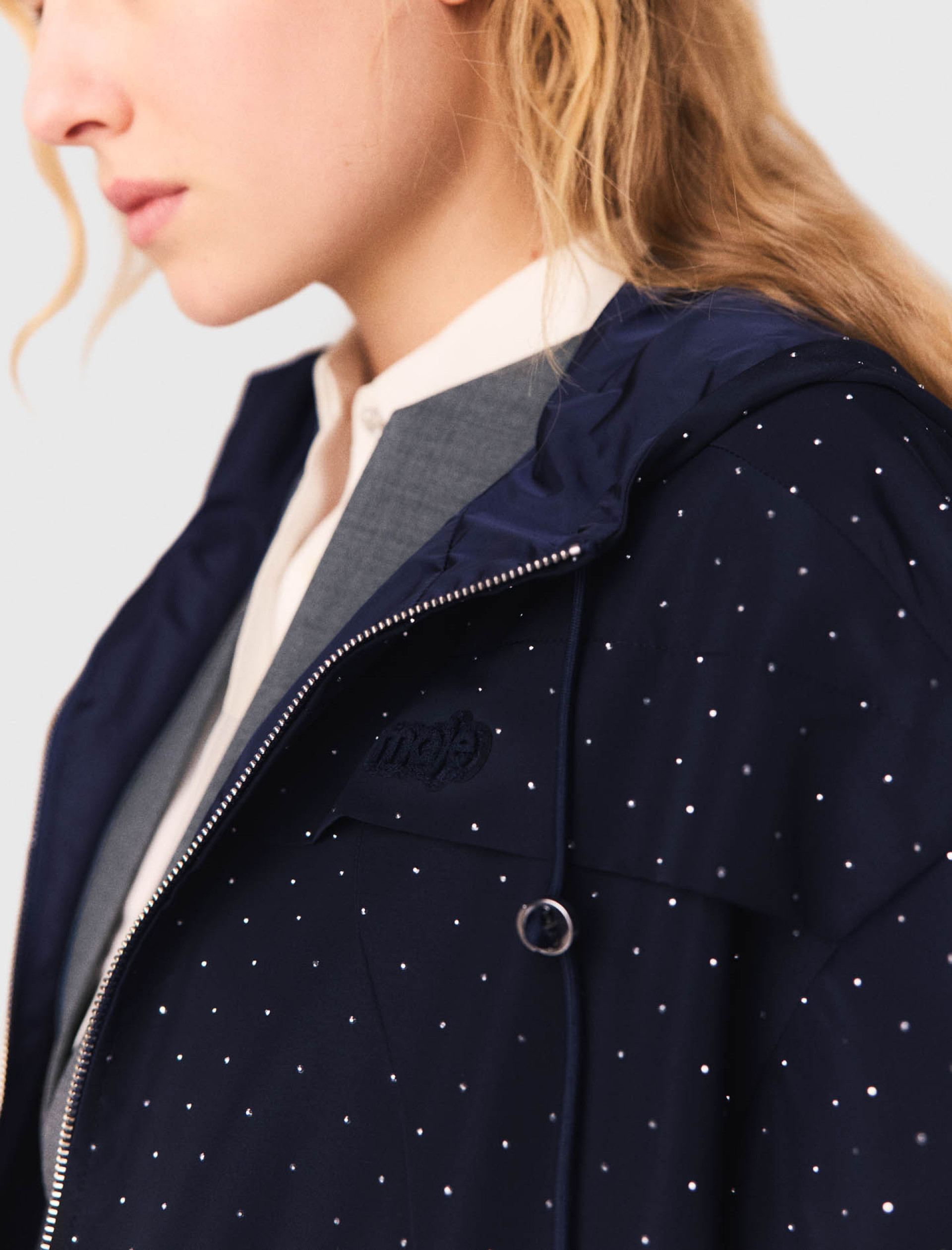 Жіноча вітровка з капюшоном, прикрашена стразами Жіноча вітровка з капюшоном, прикрашена стразами