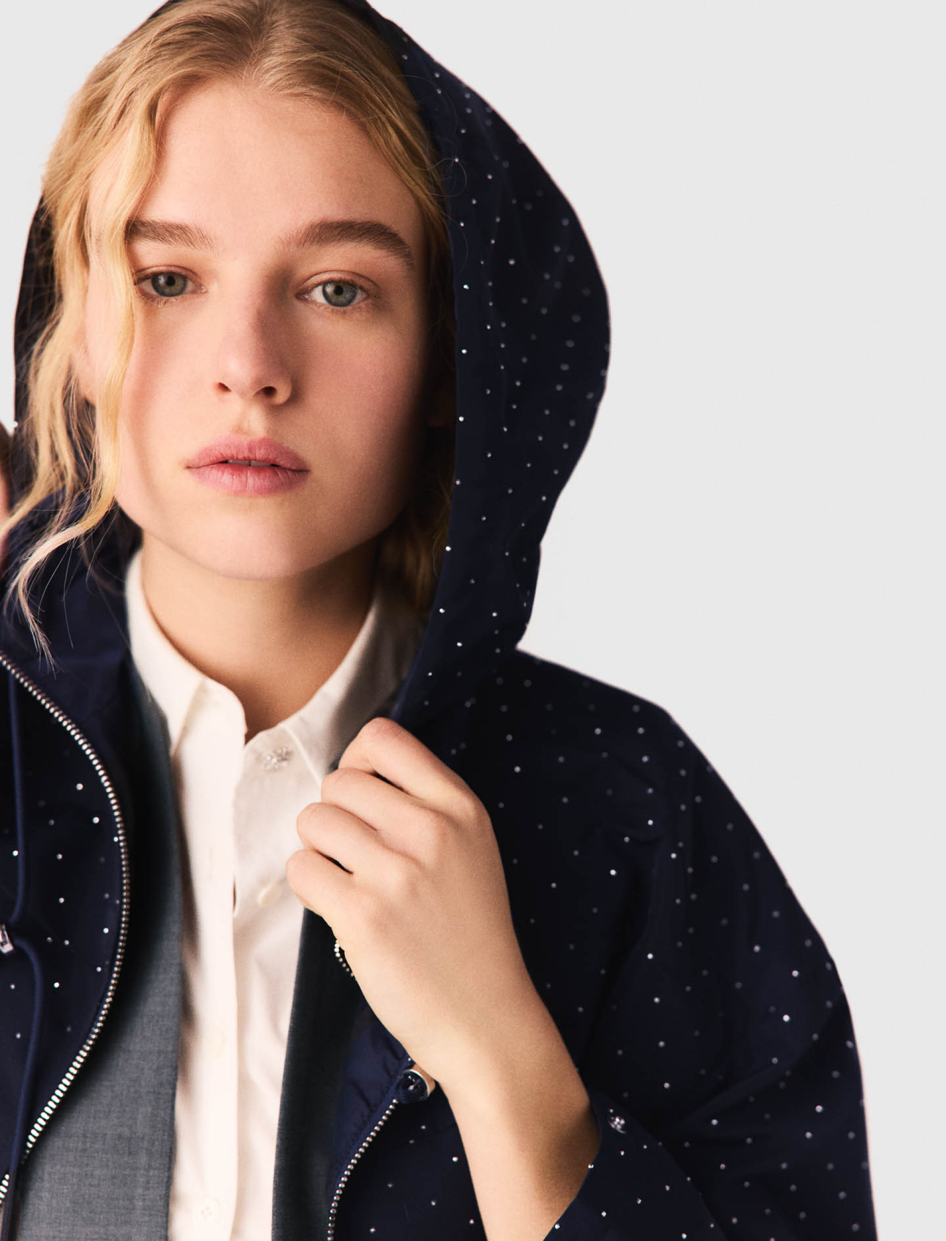 Жіноча вітровка з капюшоном, прикрашена стразами Жіноча вітровка з капюшоном, прикрашена стразами