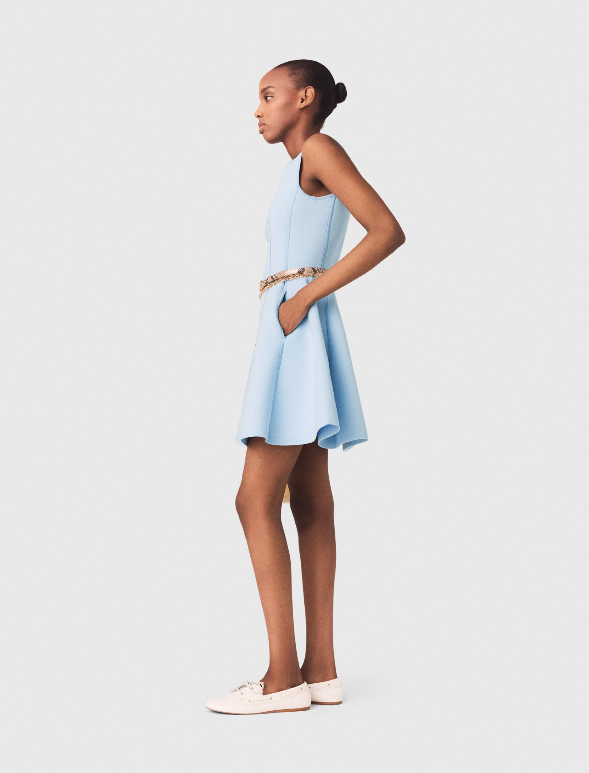 Женское голубое платье с бантиками, украшенными стразами