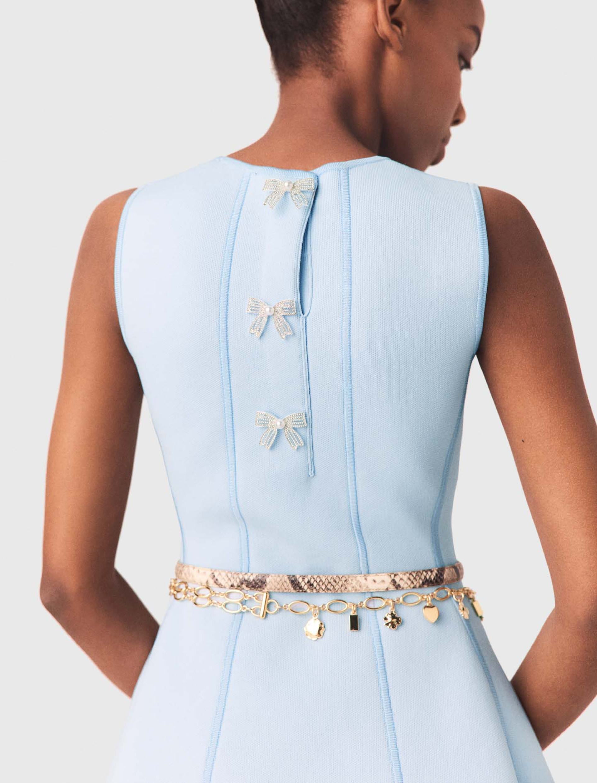 Женское голубое платье с бантиками, украшенными стразами